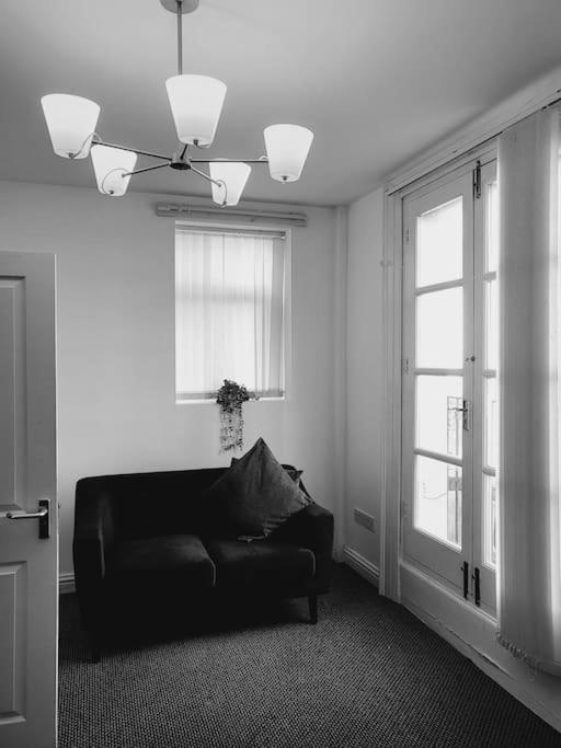 High Street, 2 bed, newly refurb