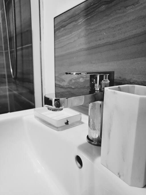 High Street, 2 bed, newly refurb