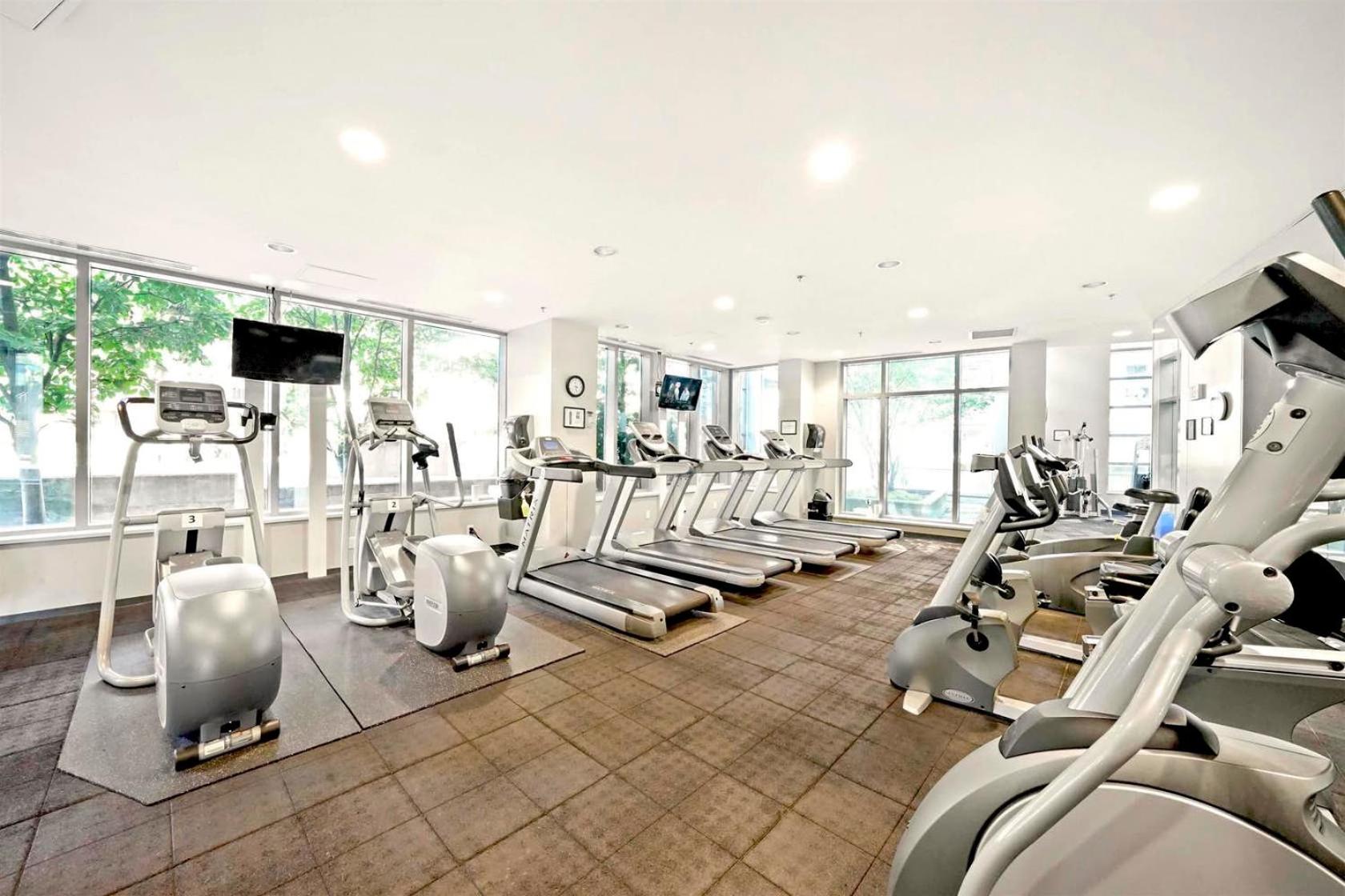 Beautiful Bright with water view AC DT 2BR 2BTh 3BD sleeps 6 guests