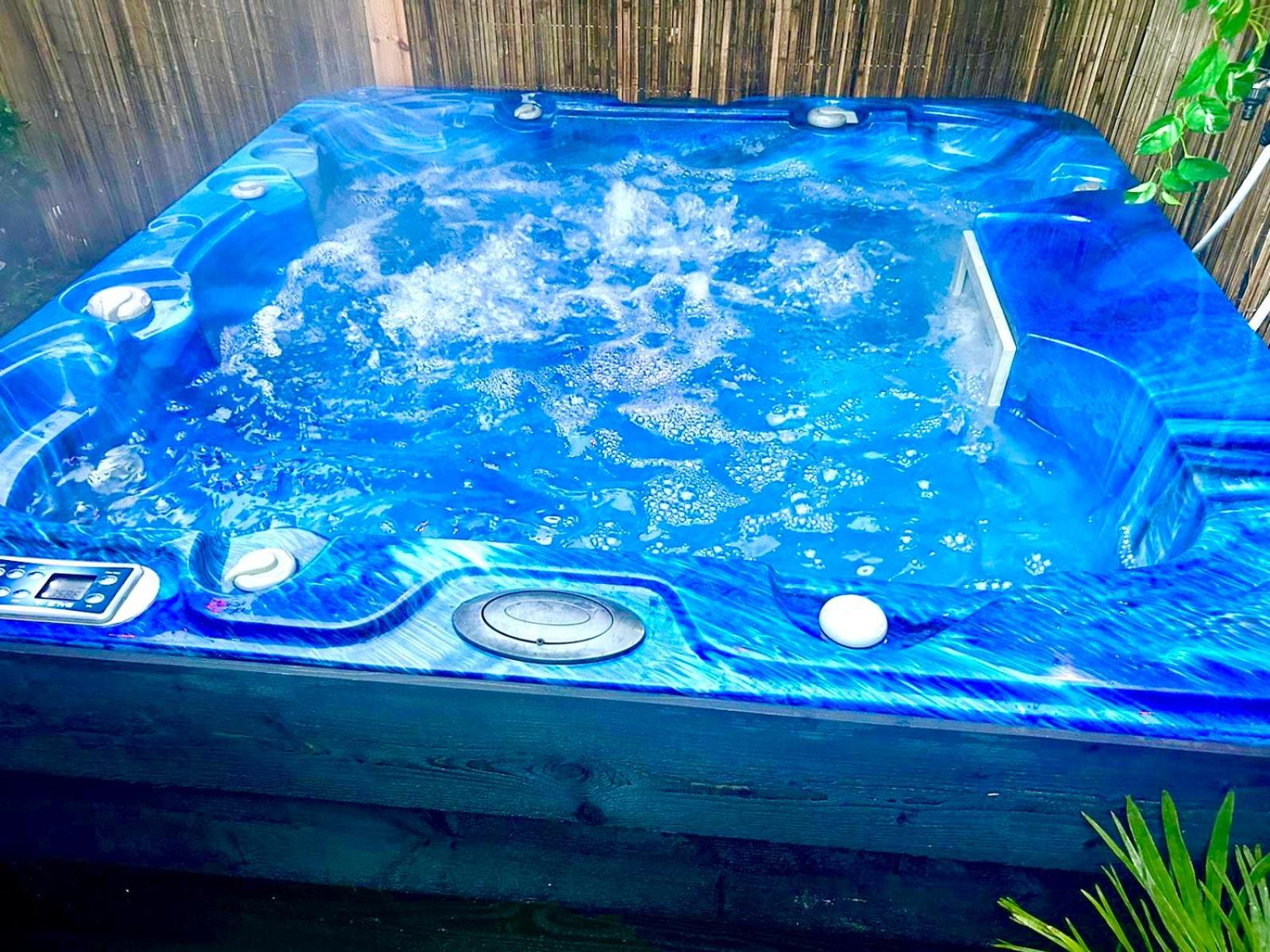 Jungle style lodge with jacuzzi ,sauna and garden near Amsterdam