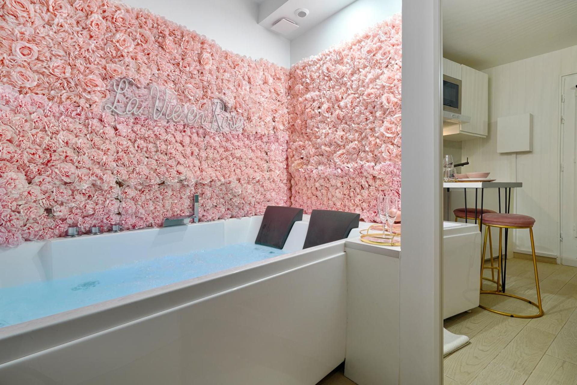 La Vie en Rose / Jacuzzi