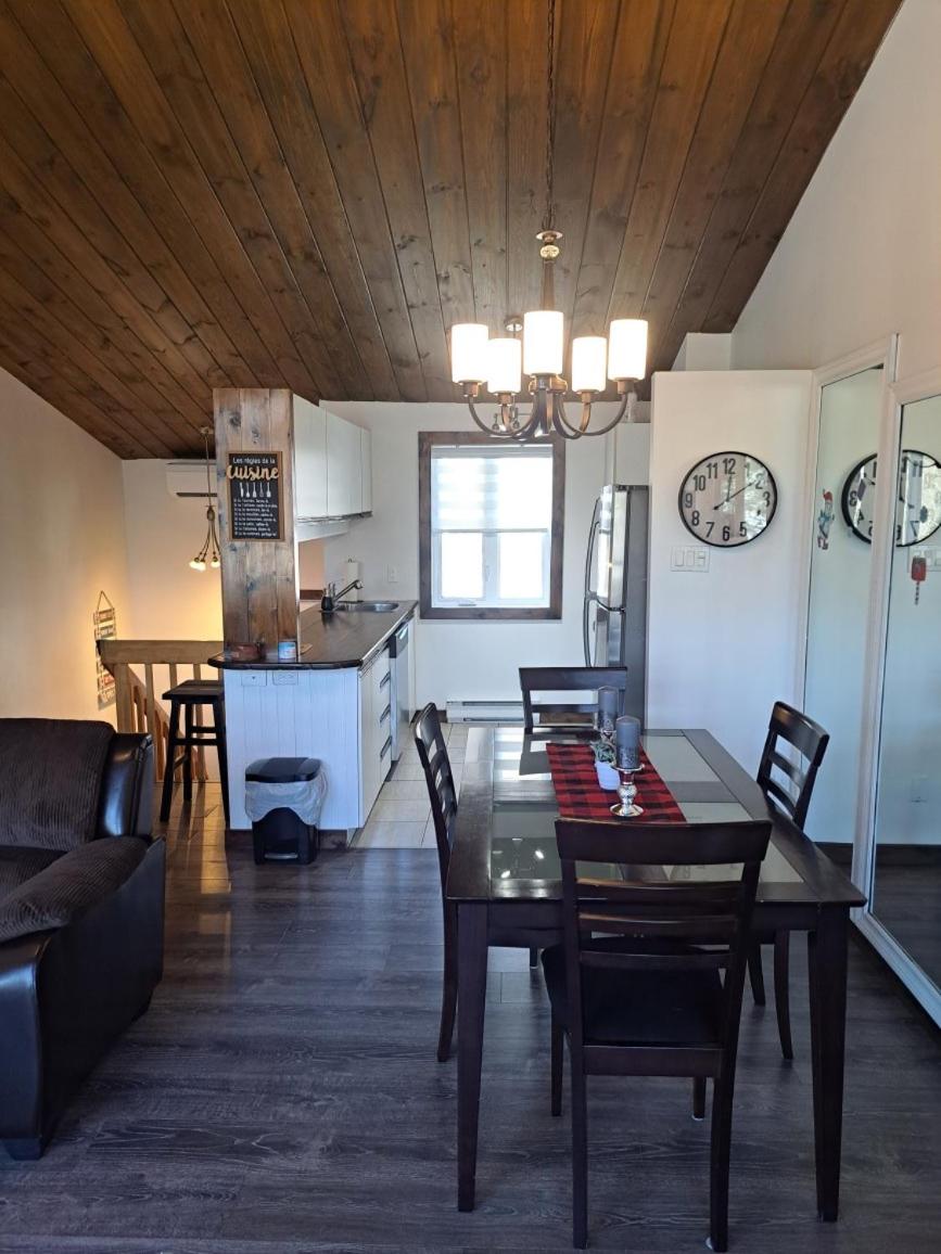 Superbe condo face aux pentes de ski Stoneham!!!