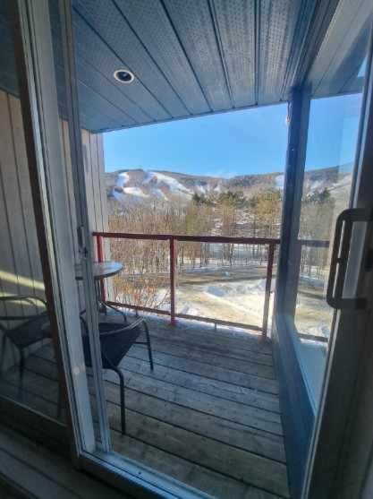 Superbe condo face aux pentes de ski Stoneham!!!