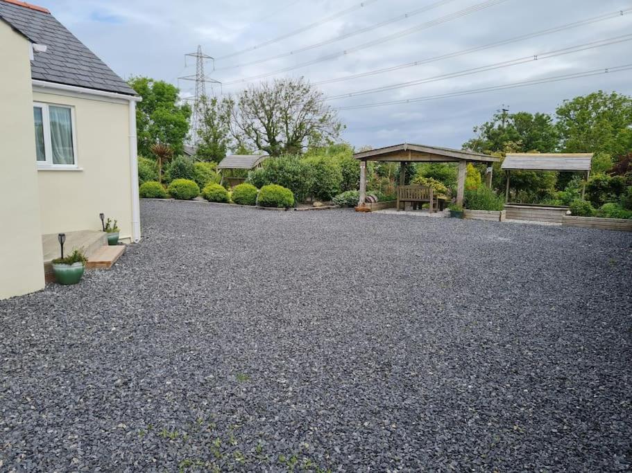 Romantic rural cottage, log burner, Smart TV early check in ,large gardens