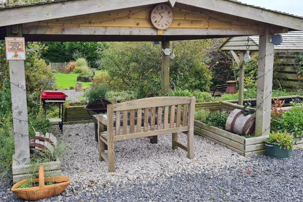 Romantic rural cottage, log burner, Smart TV early check in ,large gardens