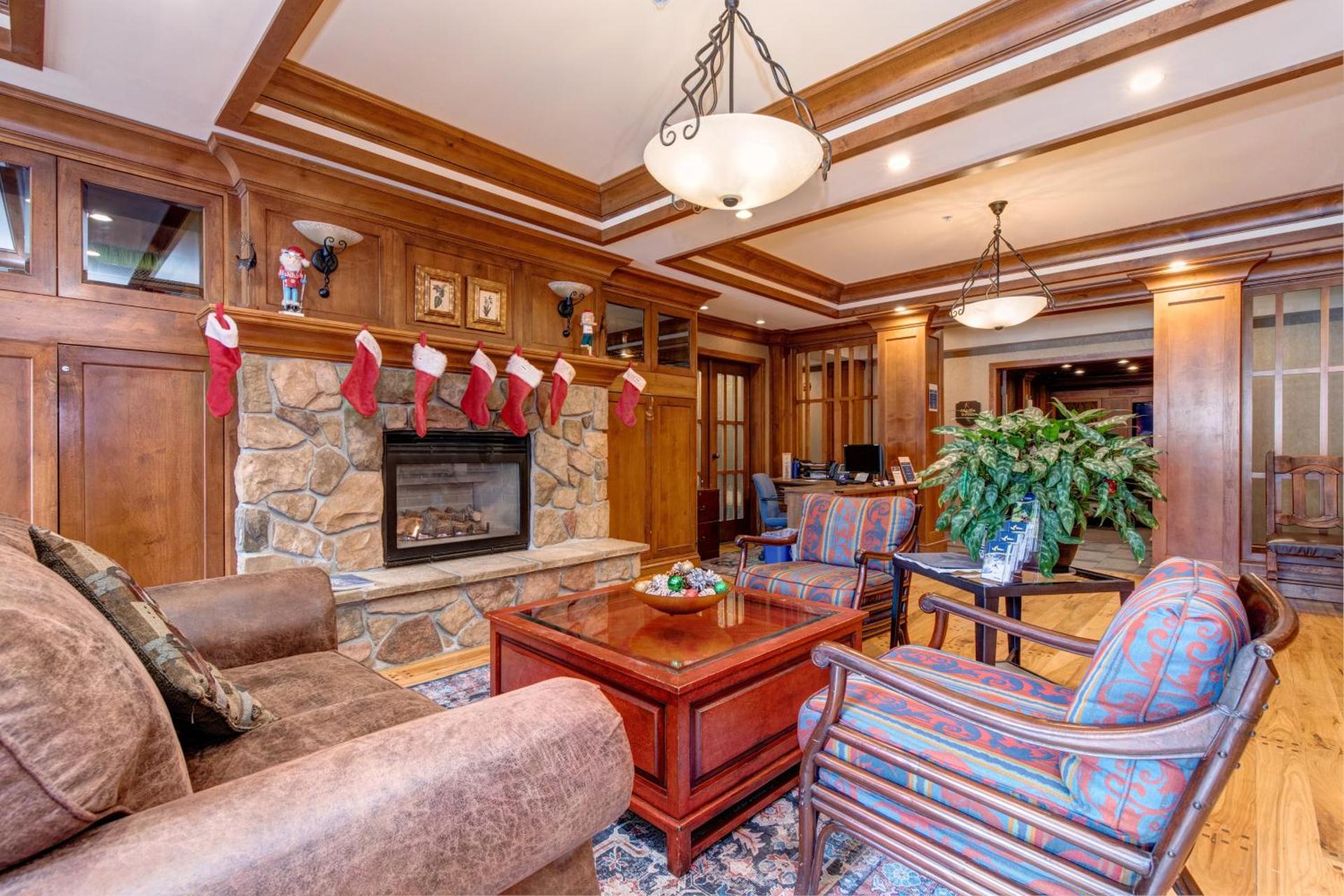 Powderhorn Lodge 210: Blazing Star Suite