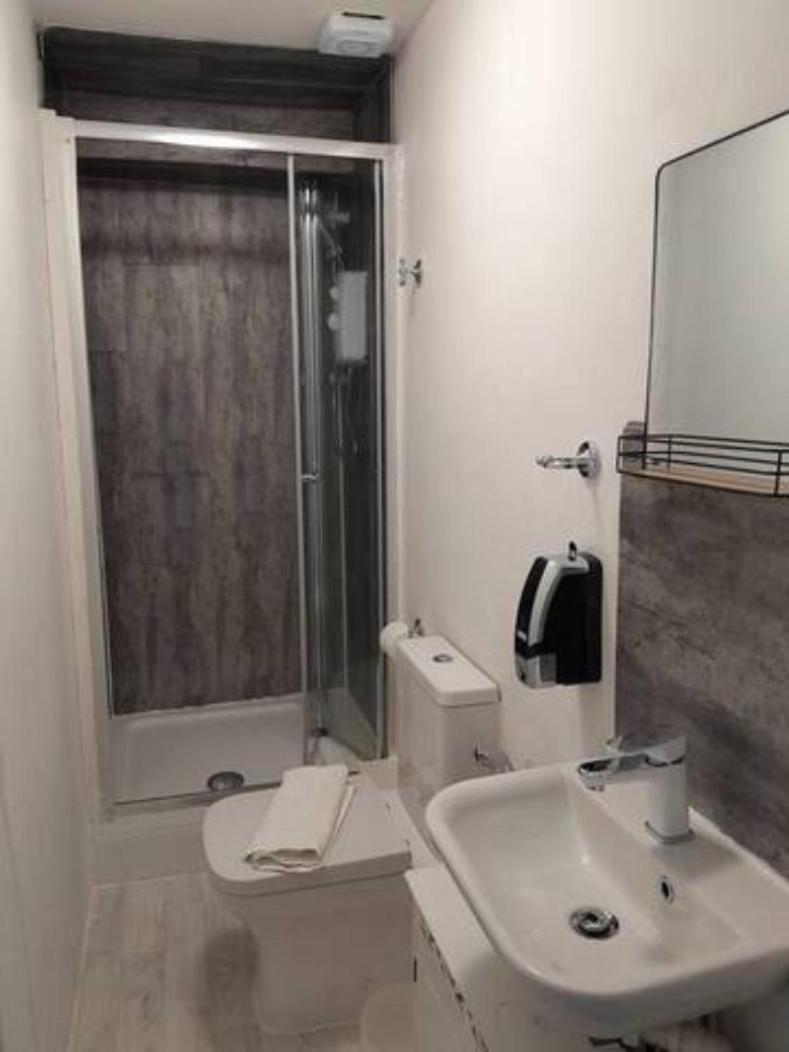 Ensuite room near Singleton Hospital, beach 8