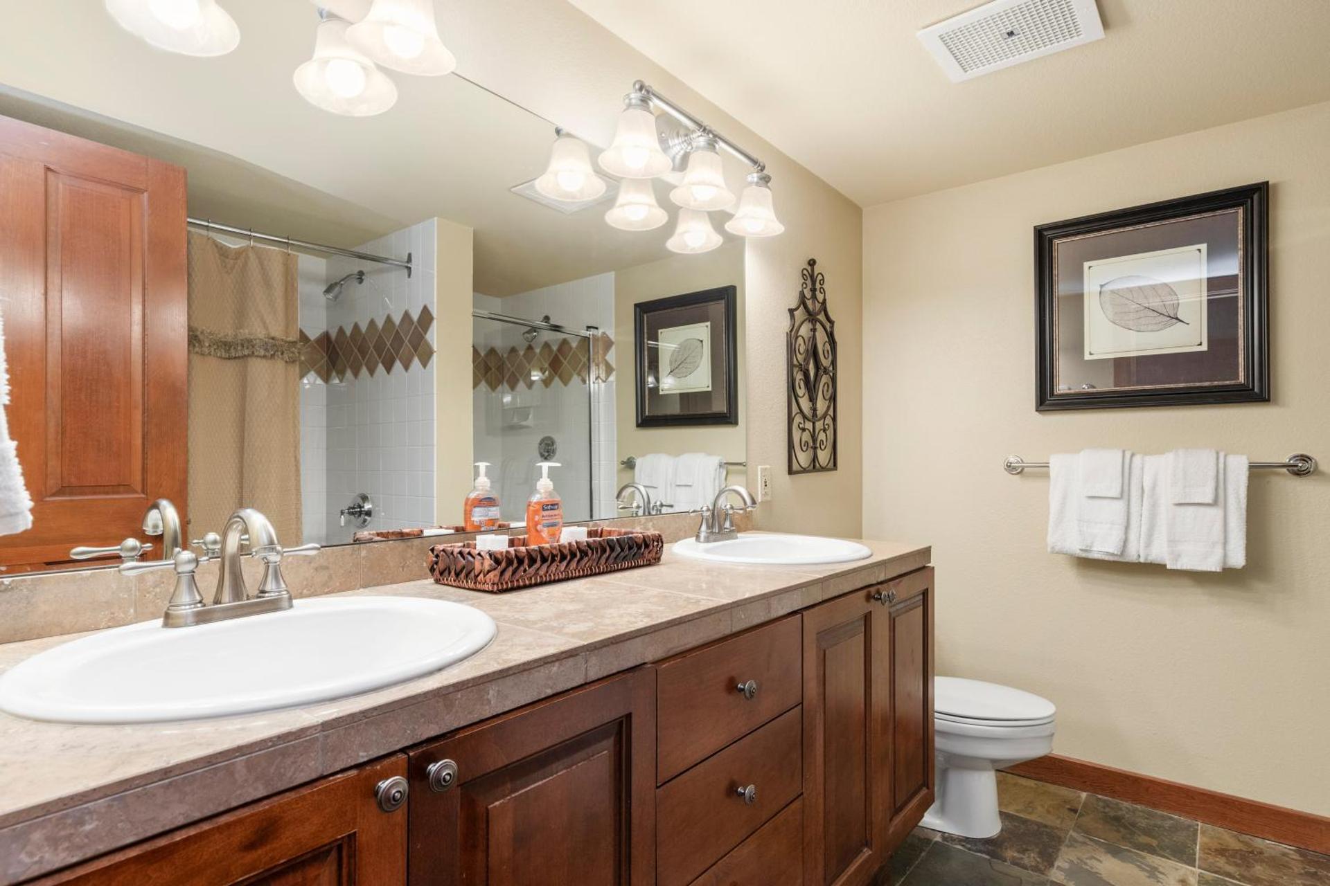 Powderhorn Lodge 210: Blazing Star Suite