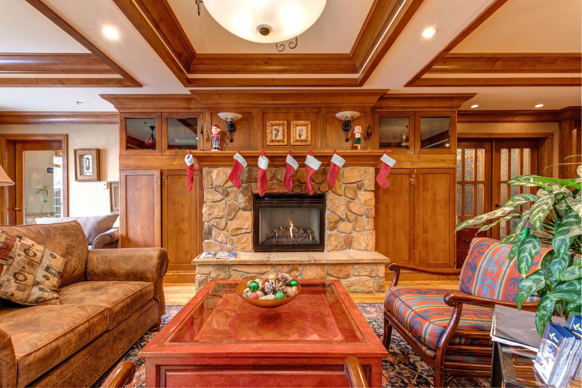 Powderhorn Lodge 210: Blazing Star Suite