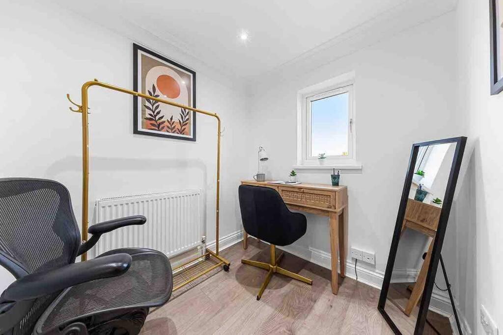 Sleeps 10, CINEMA TV , 2 baths, 10 mins to Stratford