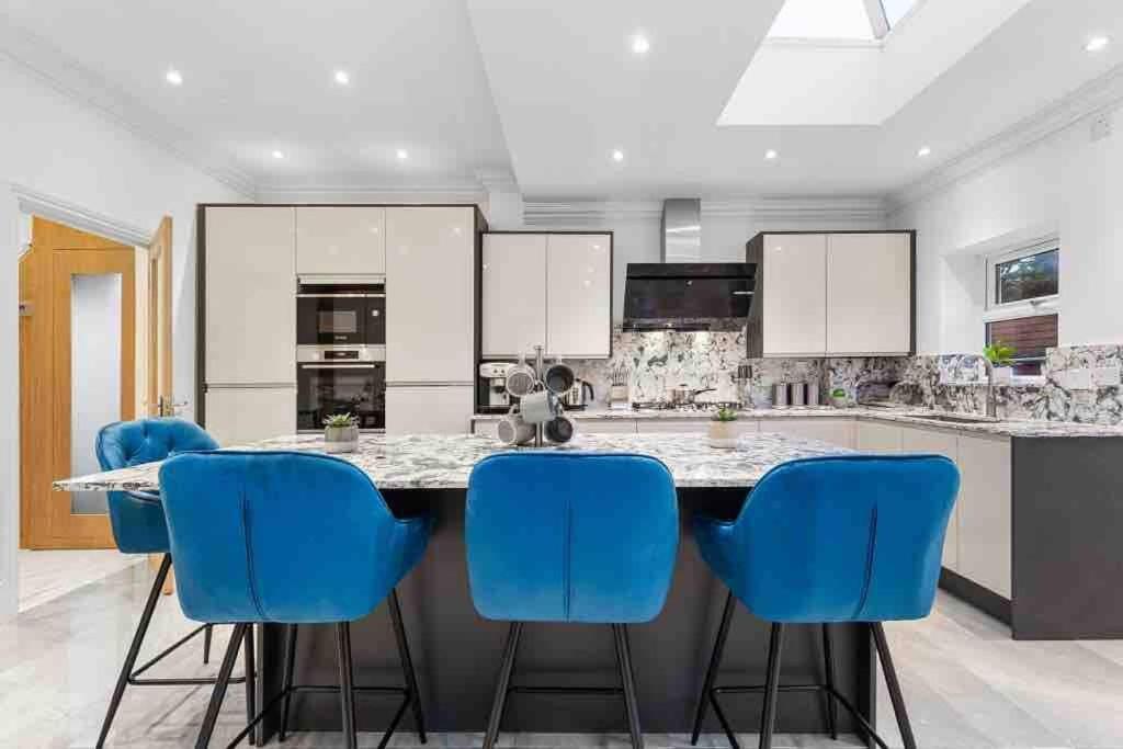 Sleeps 10, CINEMA TV , 2 baths, 10 mins to Stratford