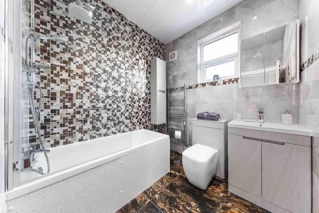 Sleeps 10, CINEMA TV , 2 baths, 10 mins to Stratford