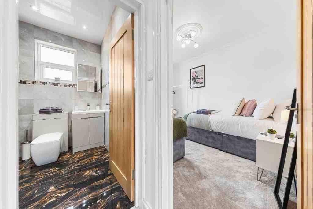 Sleeps 10, CINEMA TV , 2 baths, 10 mins to Stratford