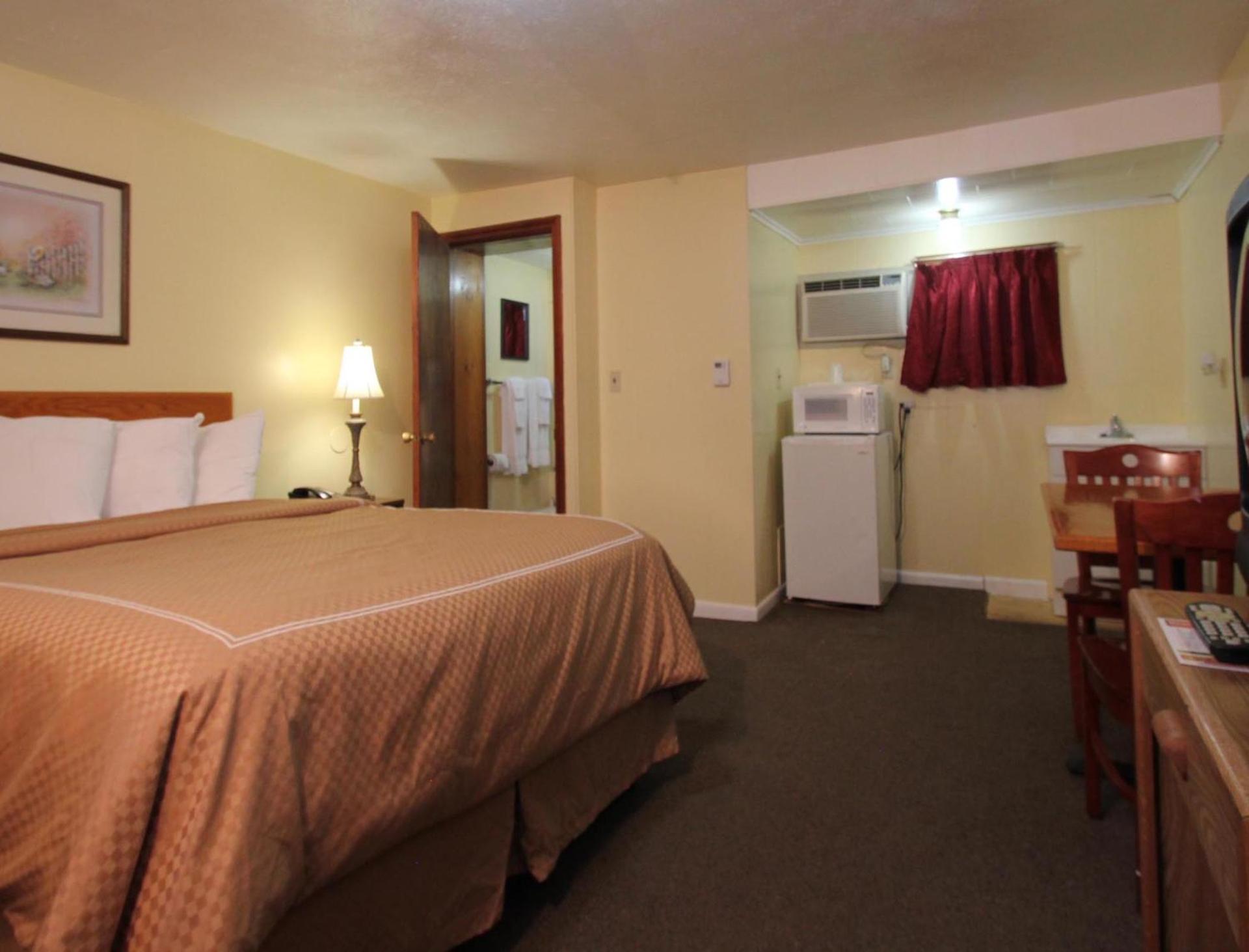 Standard Queen Room with Shower 