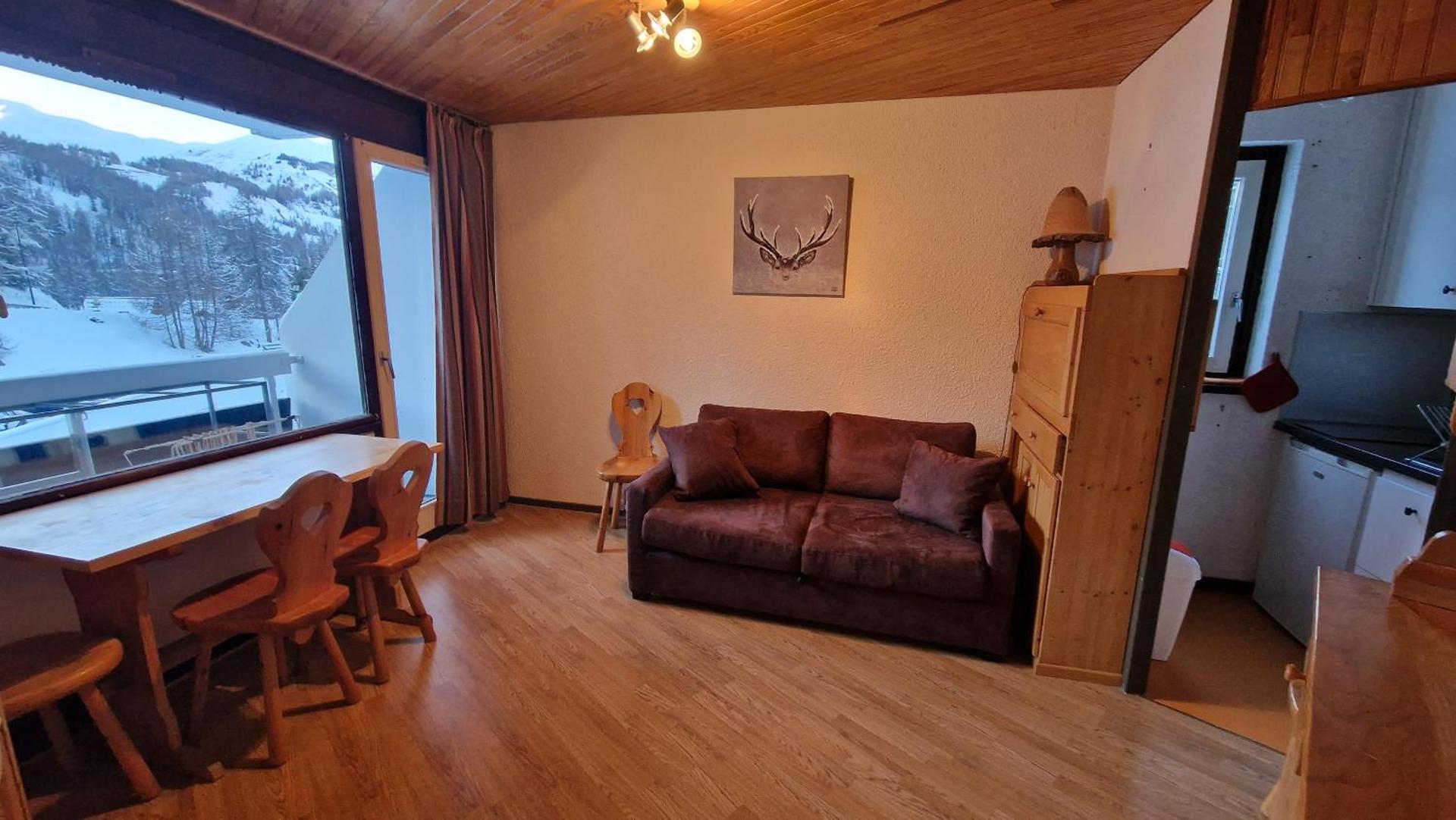 "Miramonte" appartement avec terrasse vue montagne et parking privatif sous-sol, à proximité immédiate des pistes, cœur de Vars les Claux, secteur point show avec commodités et piscine chauffée de plein air