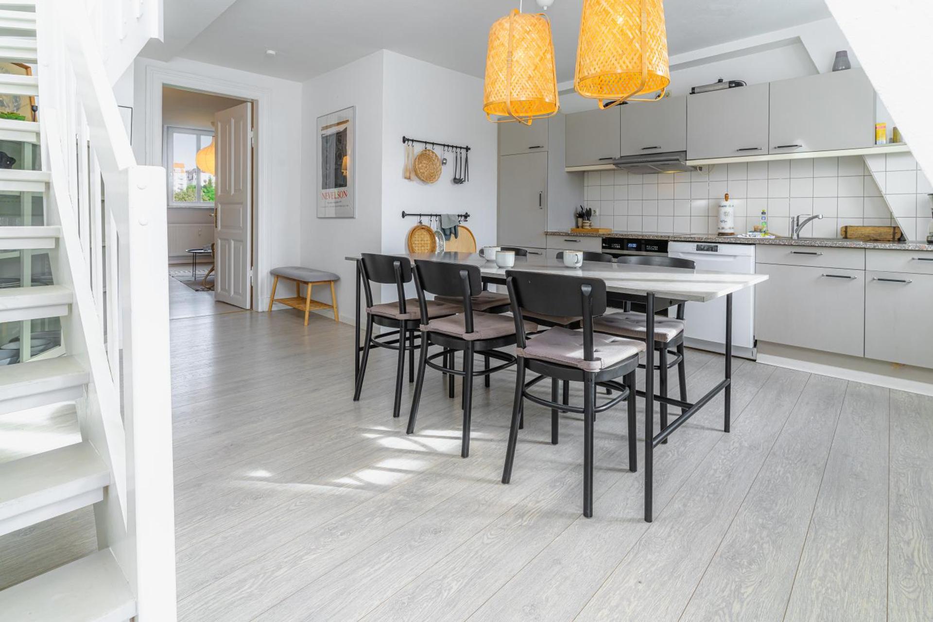 Hafenkoje mit Blick über Hafen und Altstadt