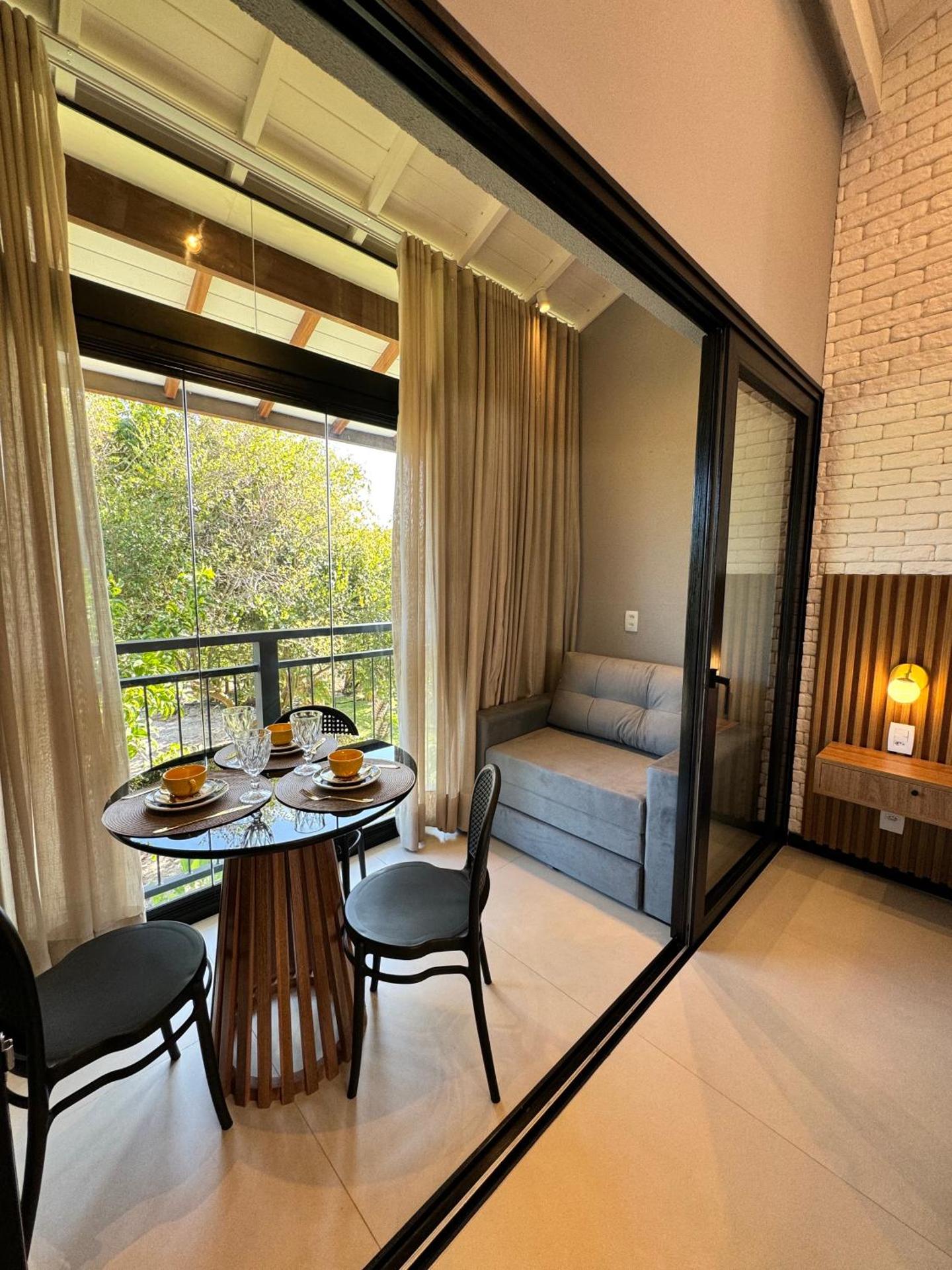 Apartamento studio novo e completo em Praia do Forte! 900m da Vila!