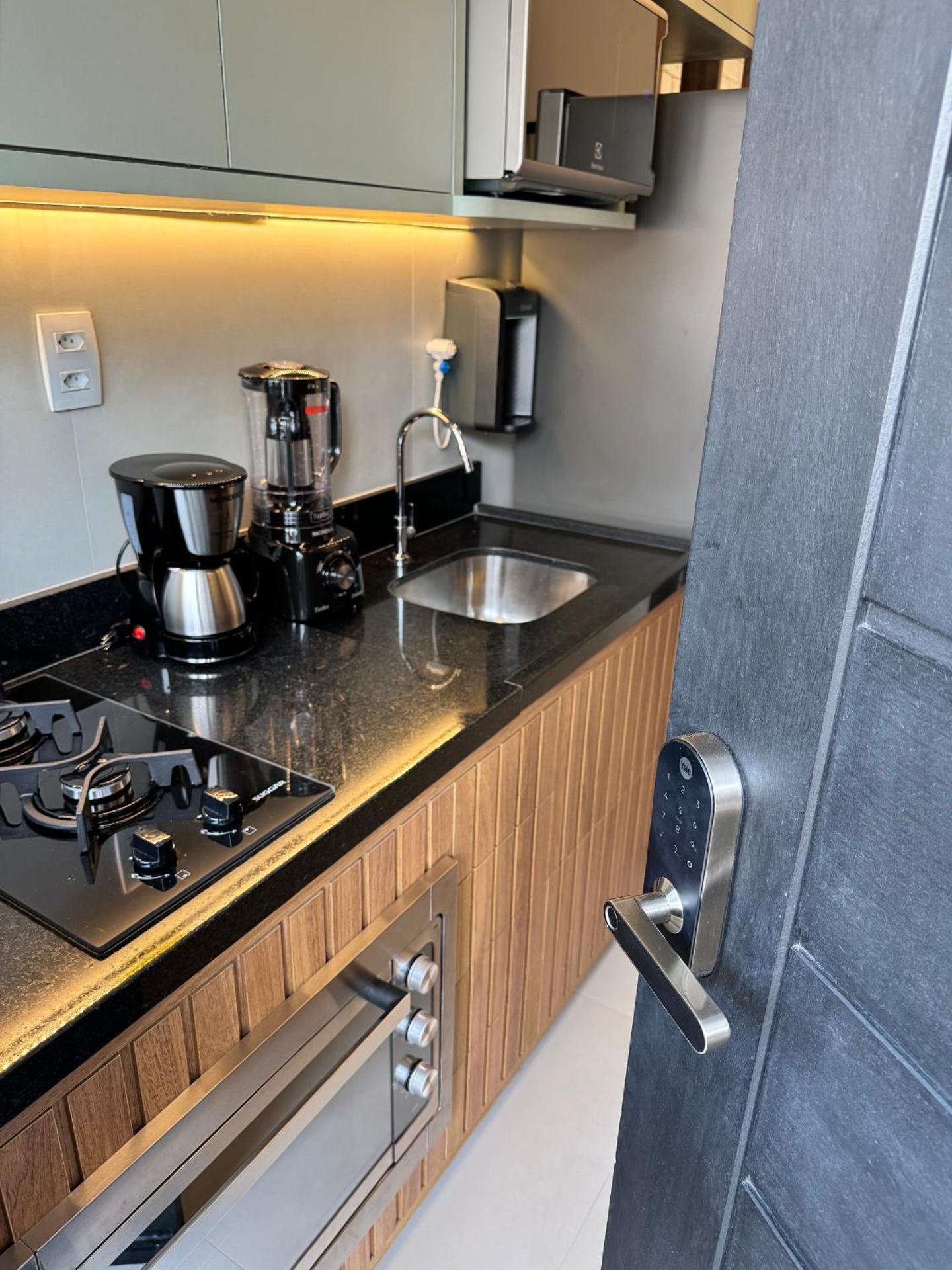 Apartamento studio novo e completo em Praia do Forte! 900m da Vila!