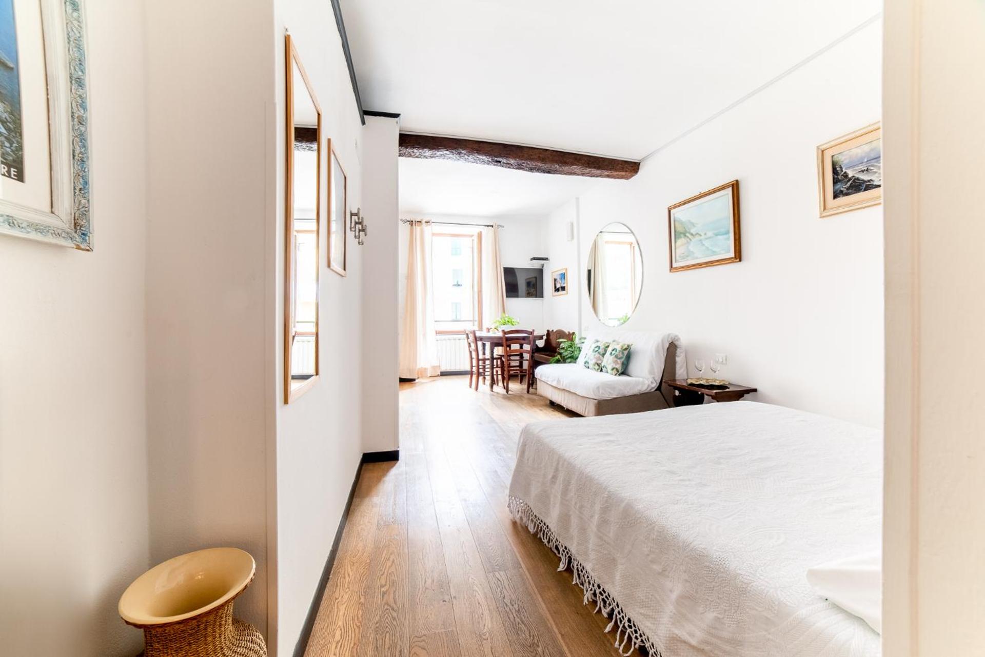 The Vernazza Main Plaza - Rooms & Suites