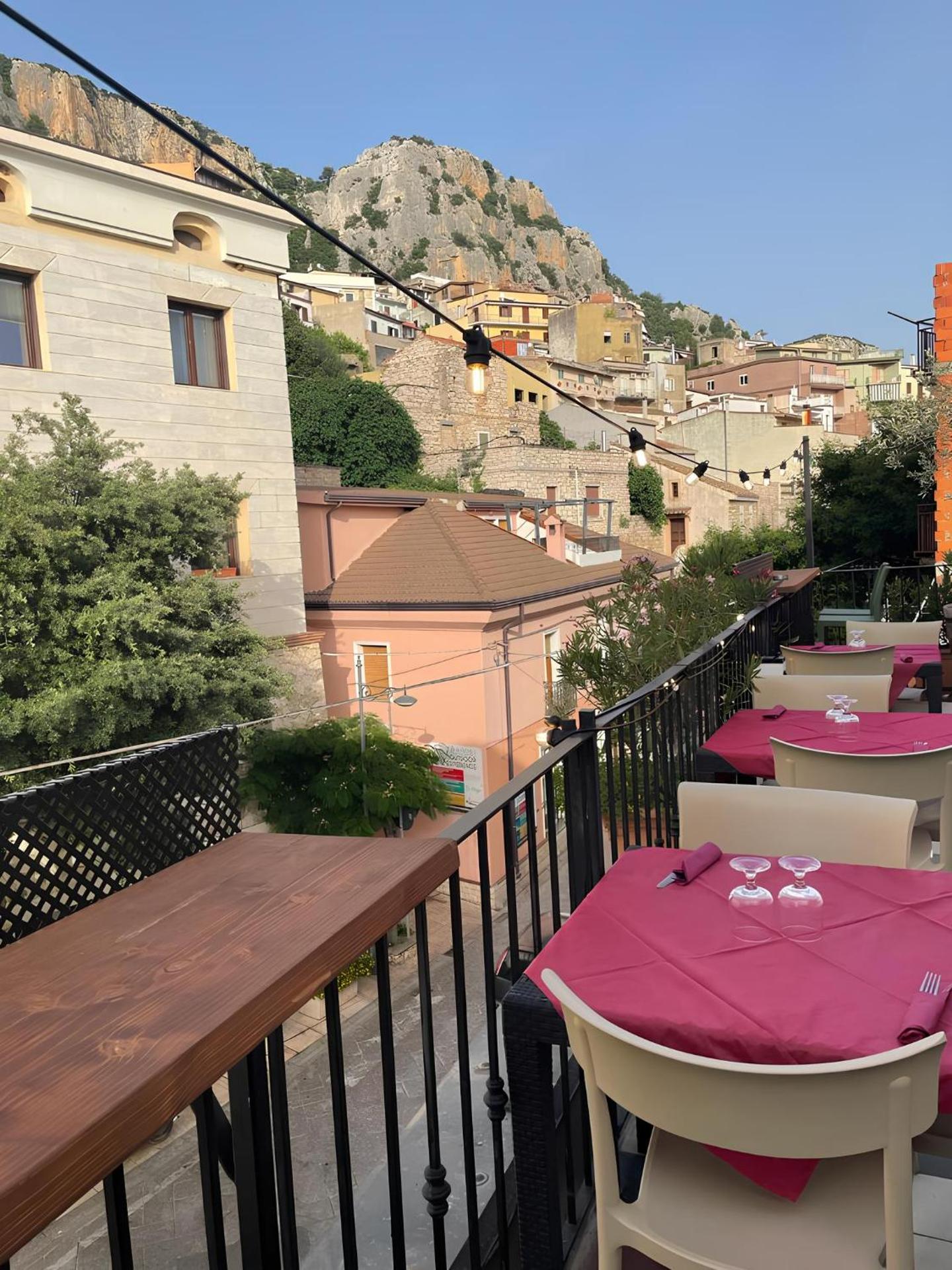 Drommire In Plassa E Clesia