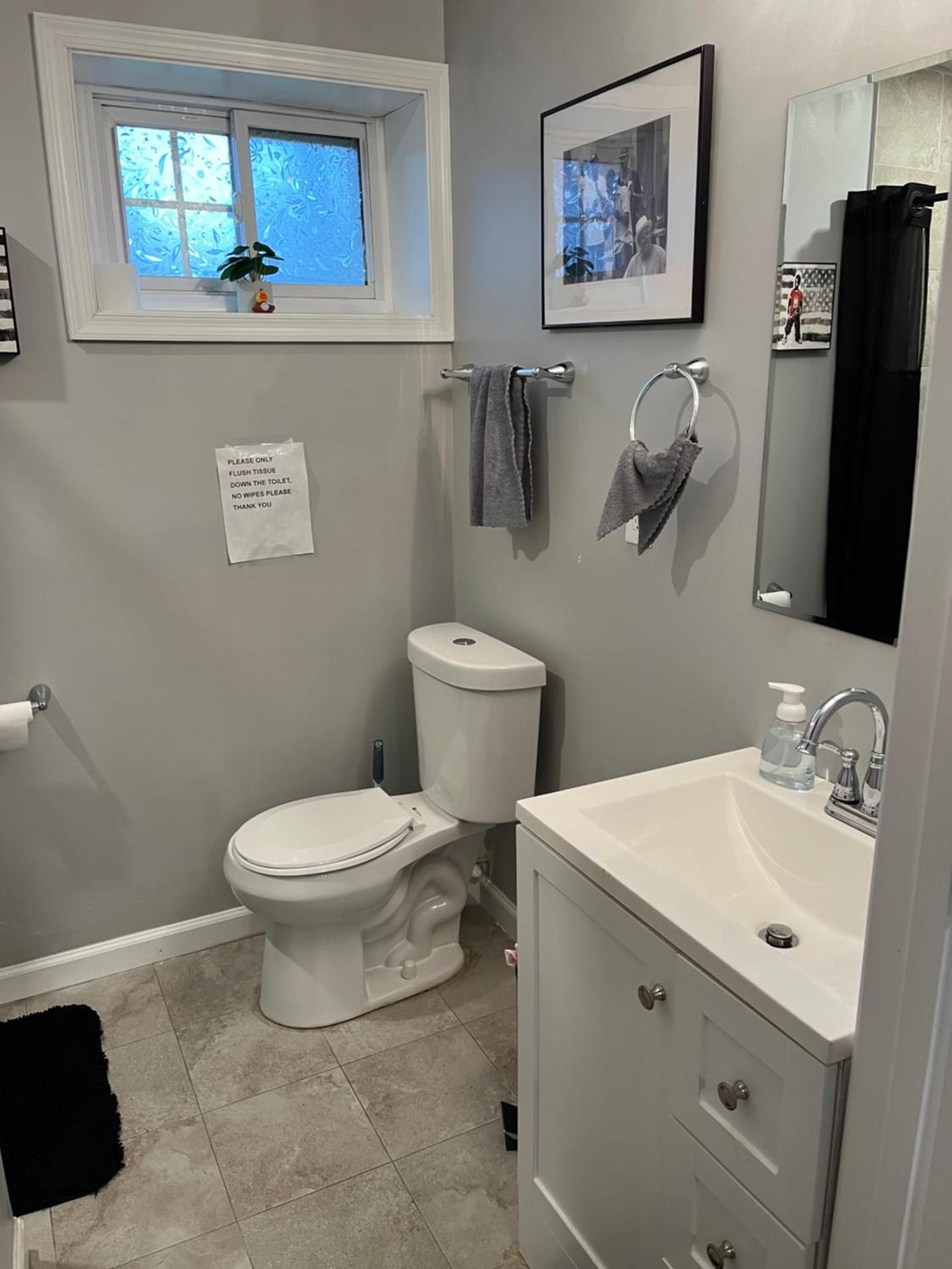 Urban Retreat Basement Studio Only Two Blocks From Metro! OFF STREET PARKING!