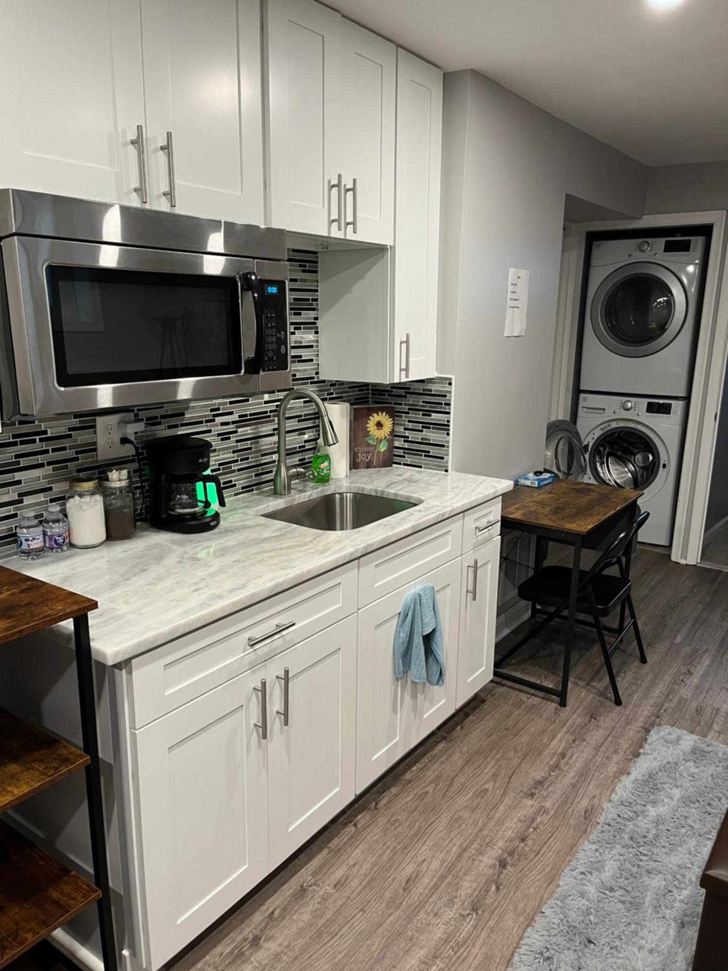 Urban Retreat Basement Studio Only Two Blocks From Metro! OFF STREET PARKING!