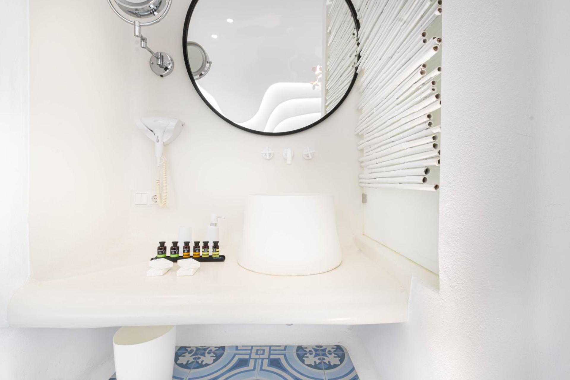 KYMA & HELIOS Deluxe Suites with Hot Tub at AmazeU Suites Naxos