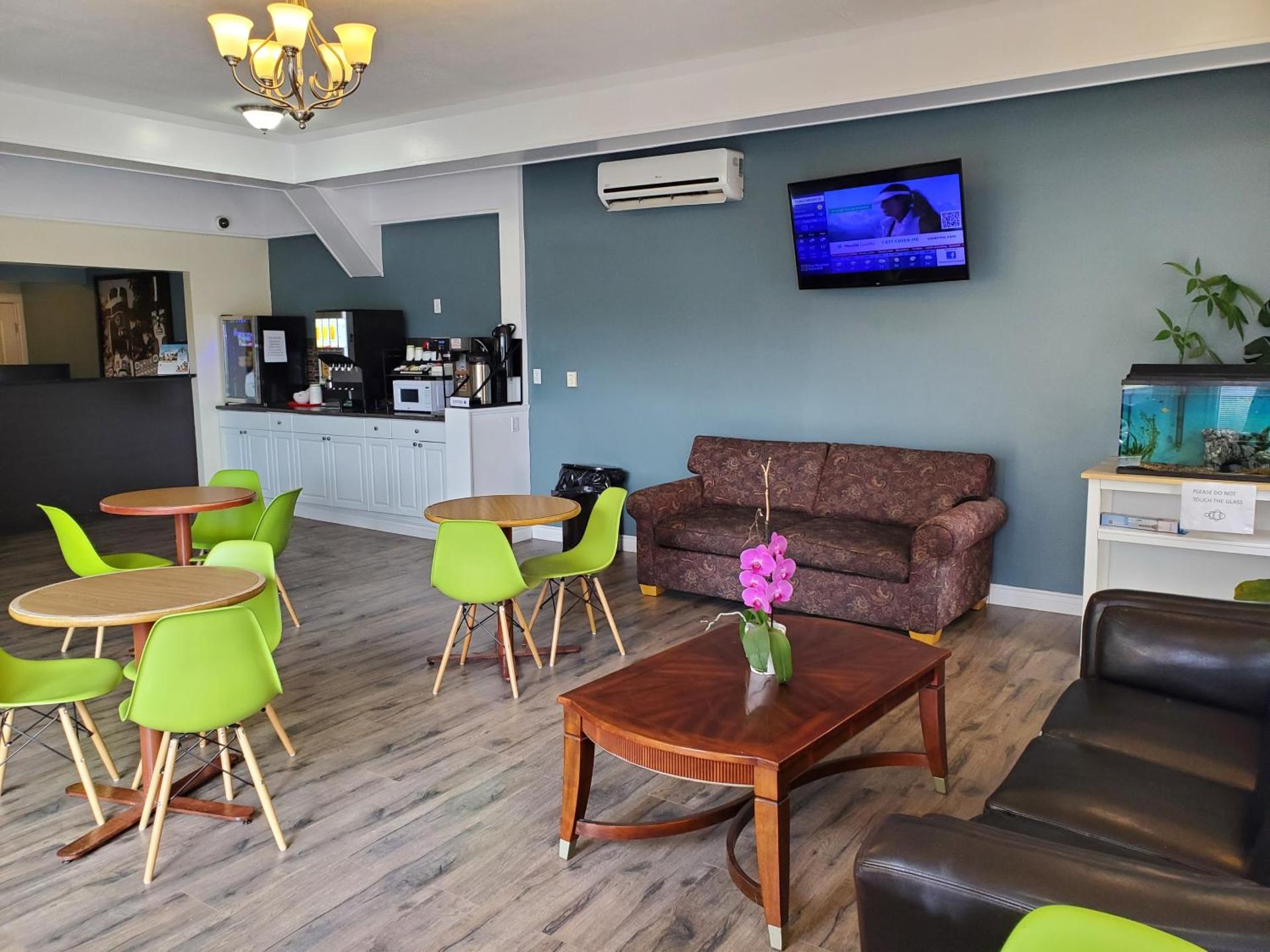 Communal lounge/ TV room