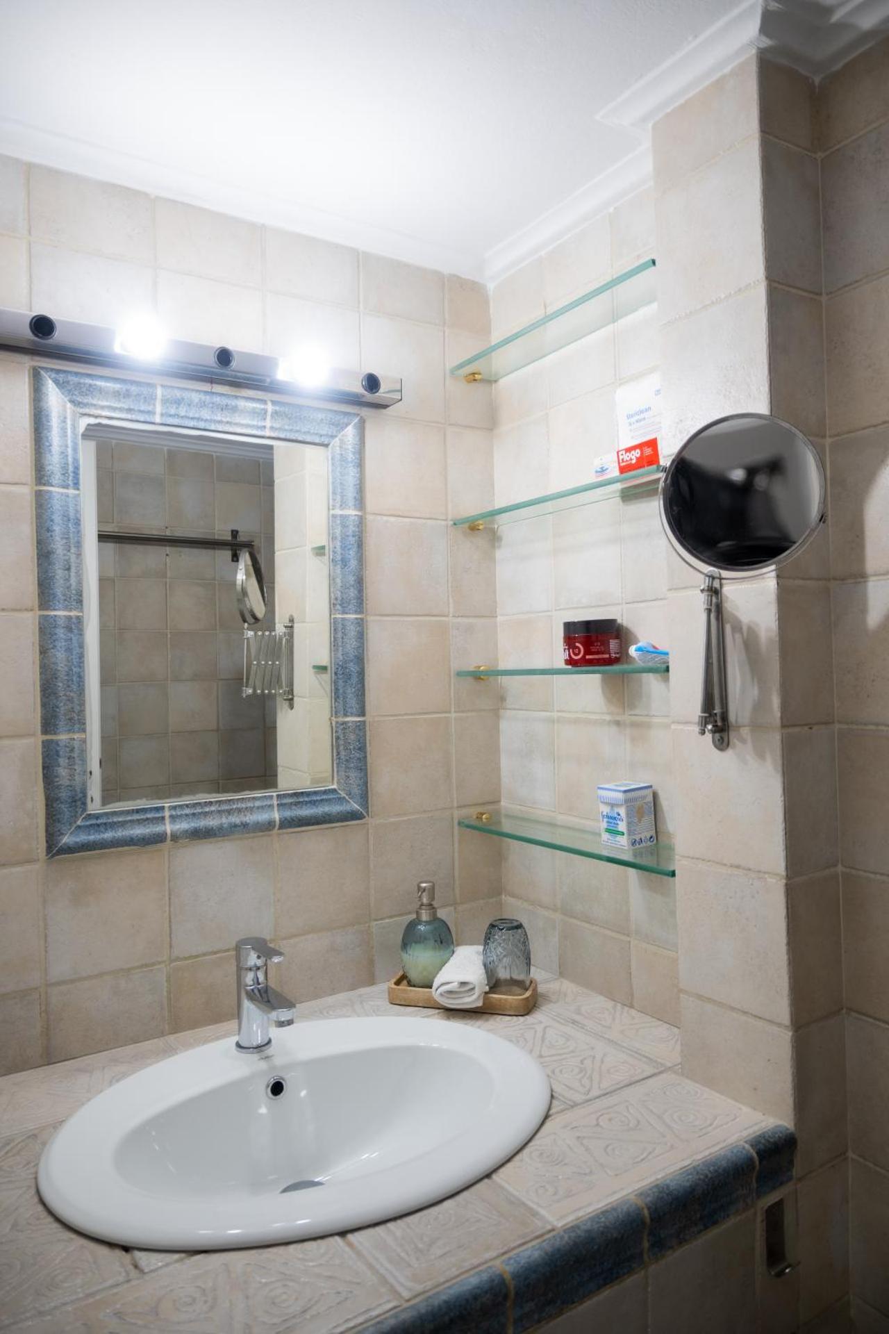 Μονοκατοικία με κήπο στη θάλασσα.