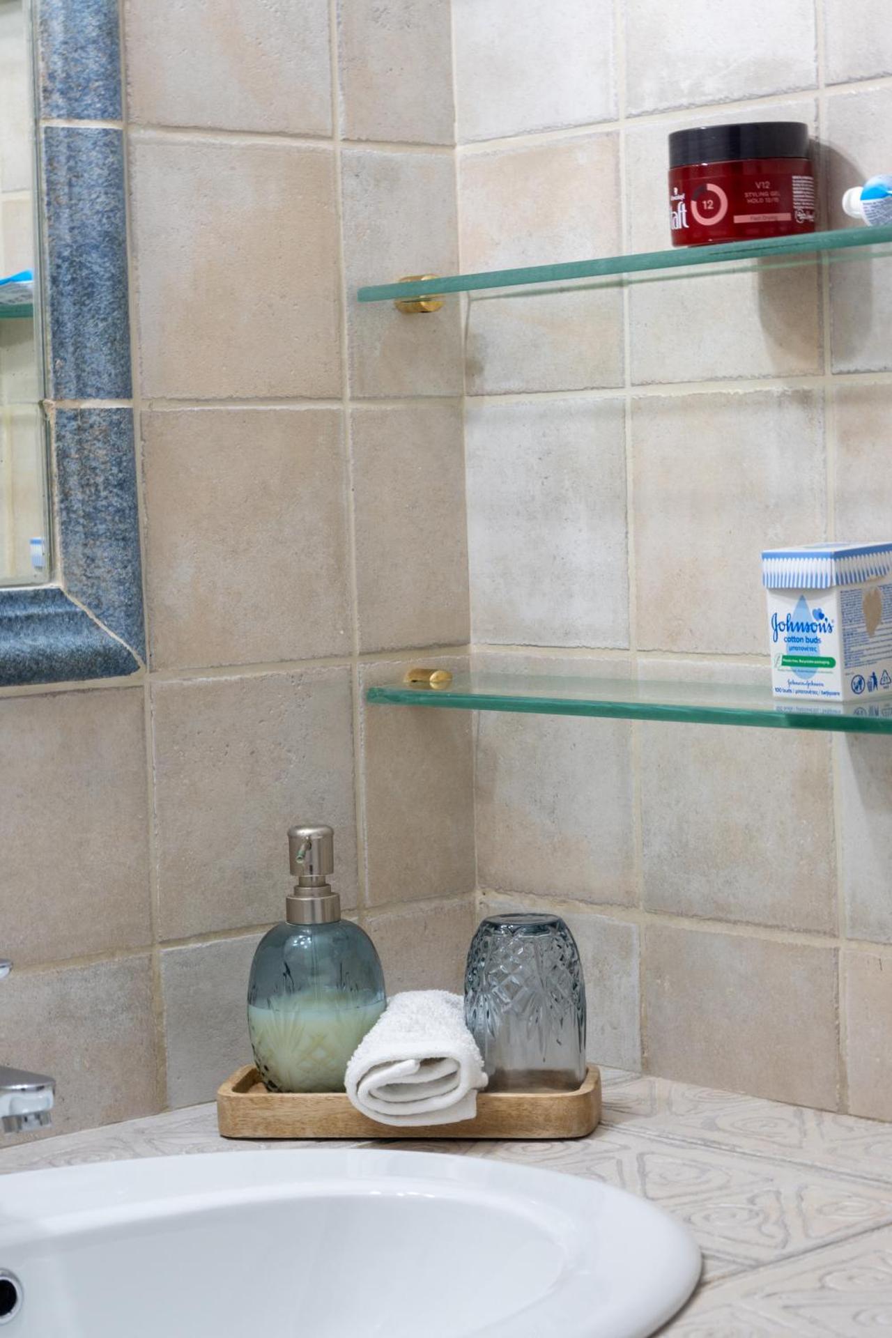 Μονοκατοικία με κήπο στη θάλασσα.