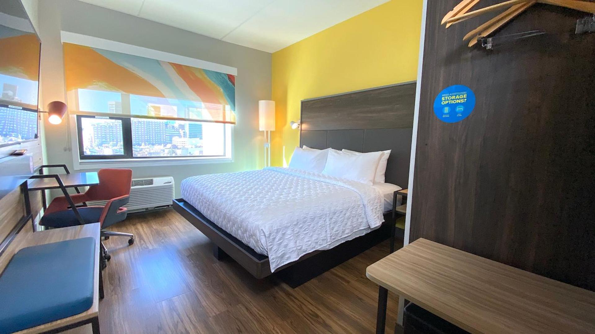 King Room with Bath Tub - Mobility Access