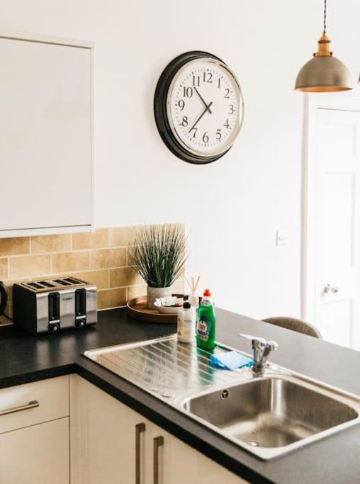 Central 4-bed House, 10 min Walk to Sights