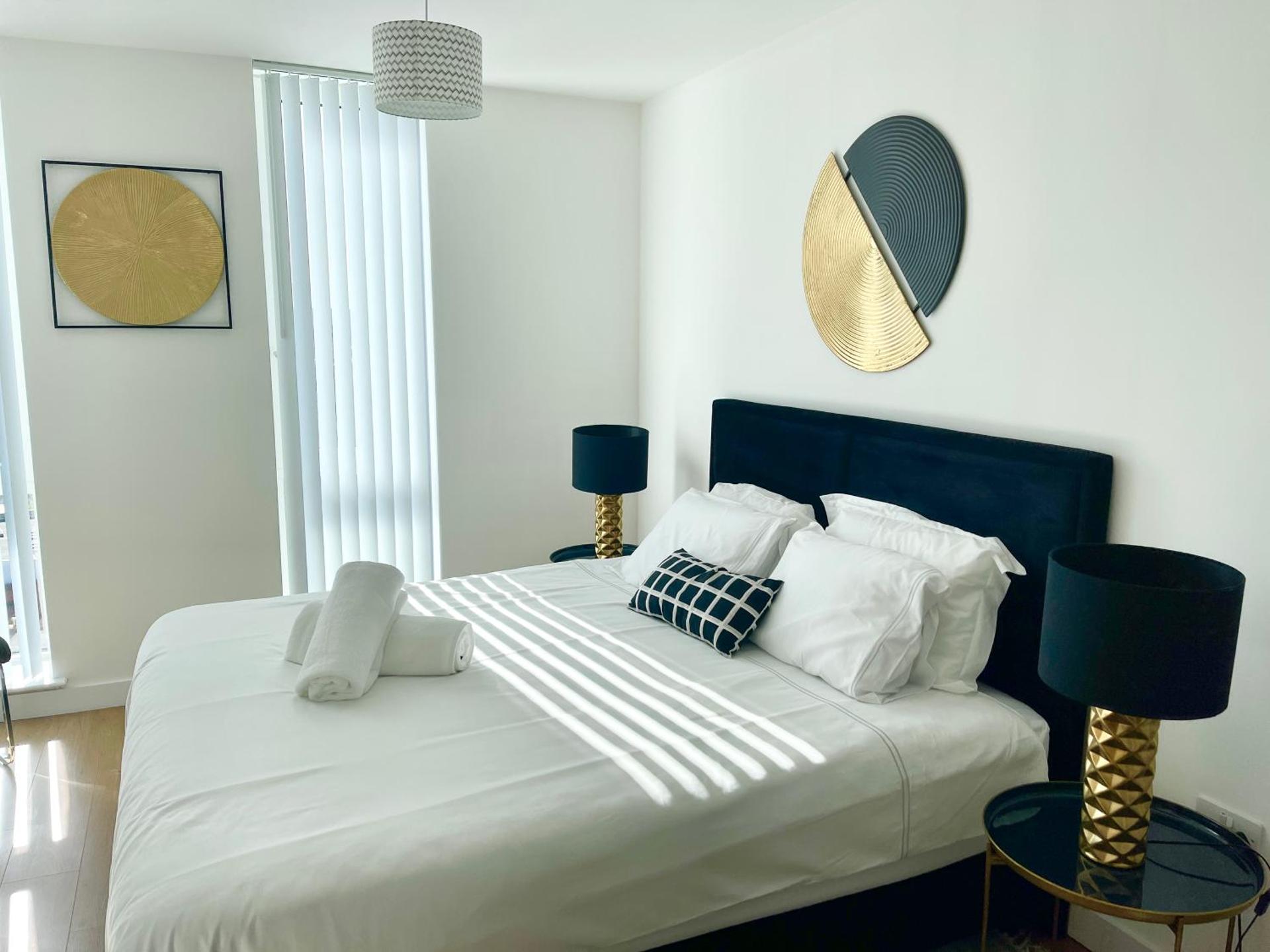 Urban Gateway Spacious Apartment with free parking