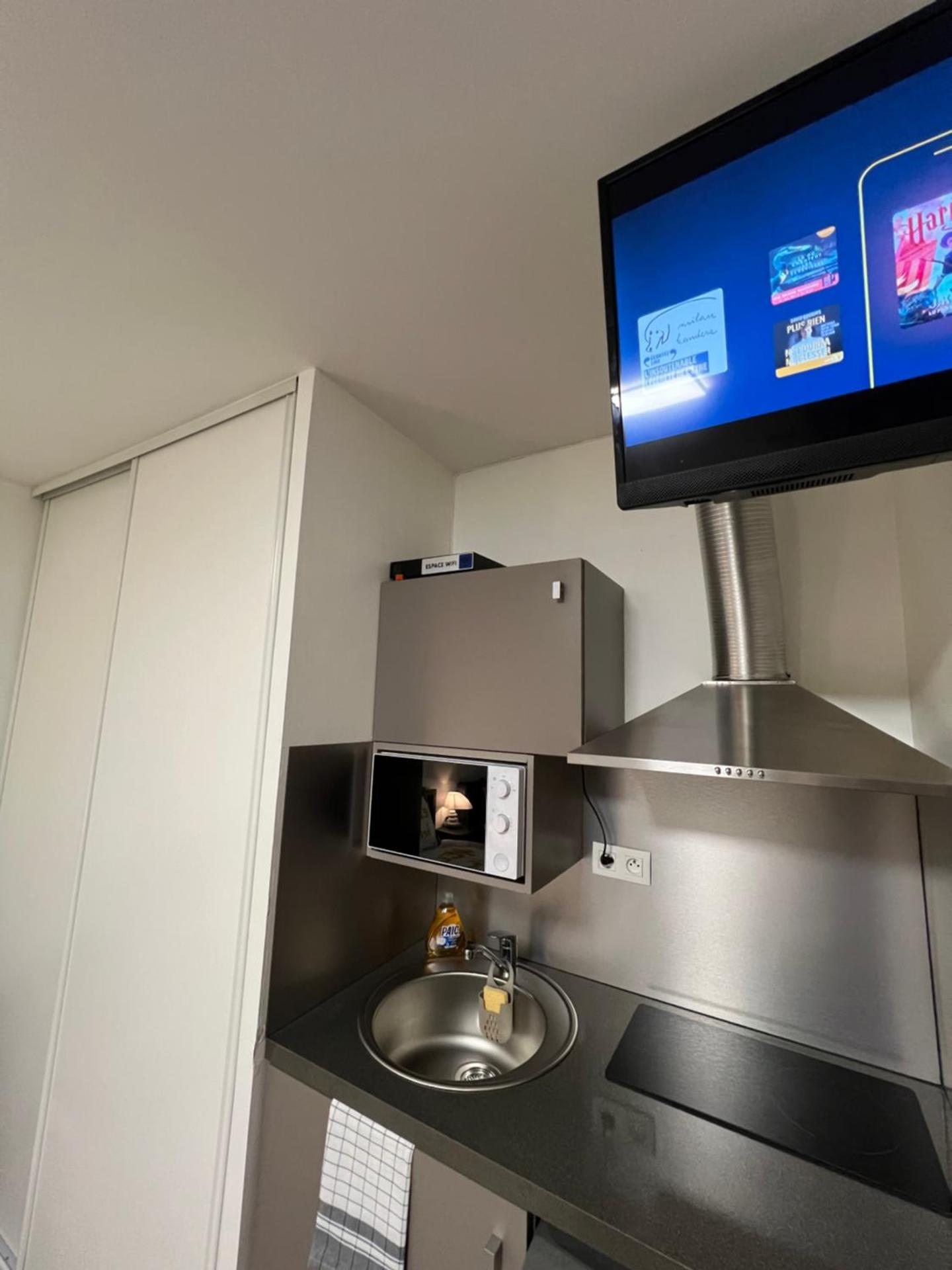 Kitchen or kitchenette