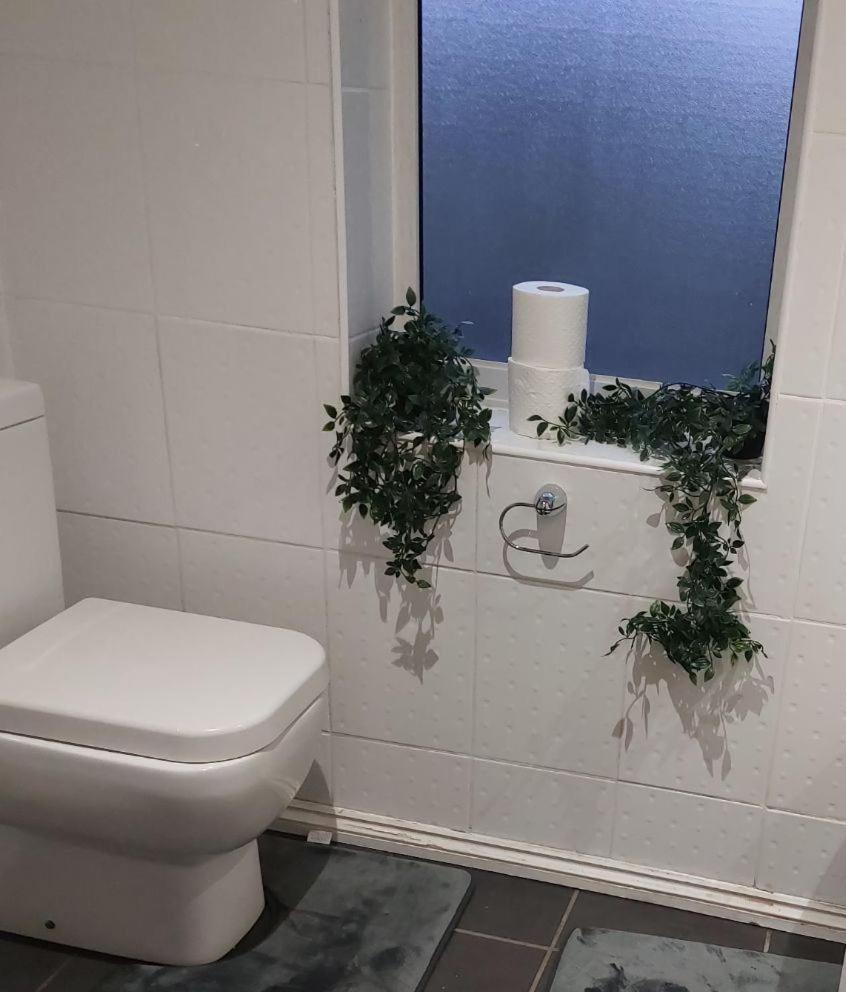 Three Bed House in Warrington with free on-site Parking Sleeps 5