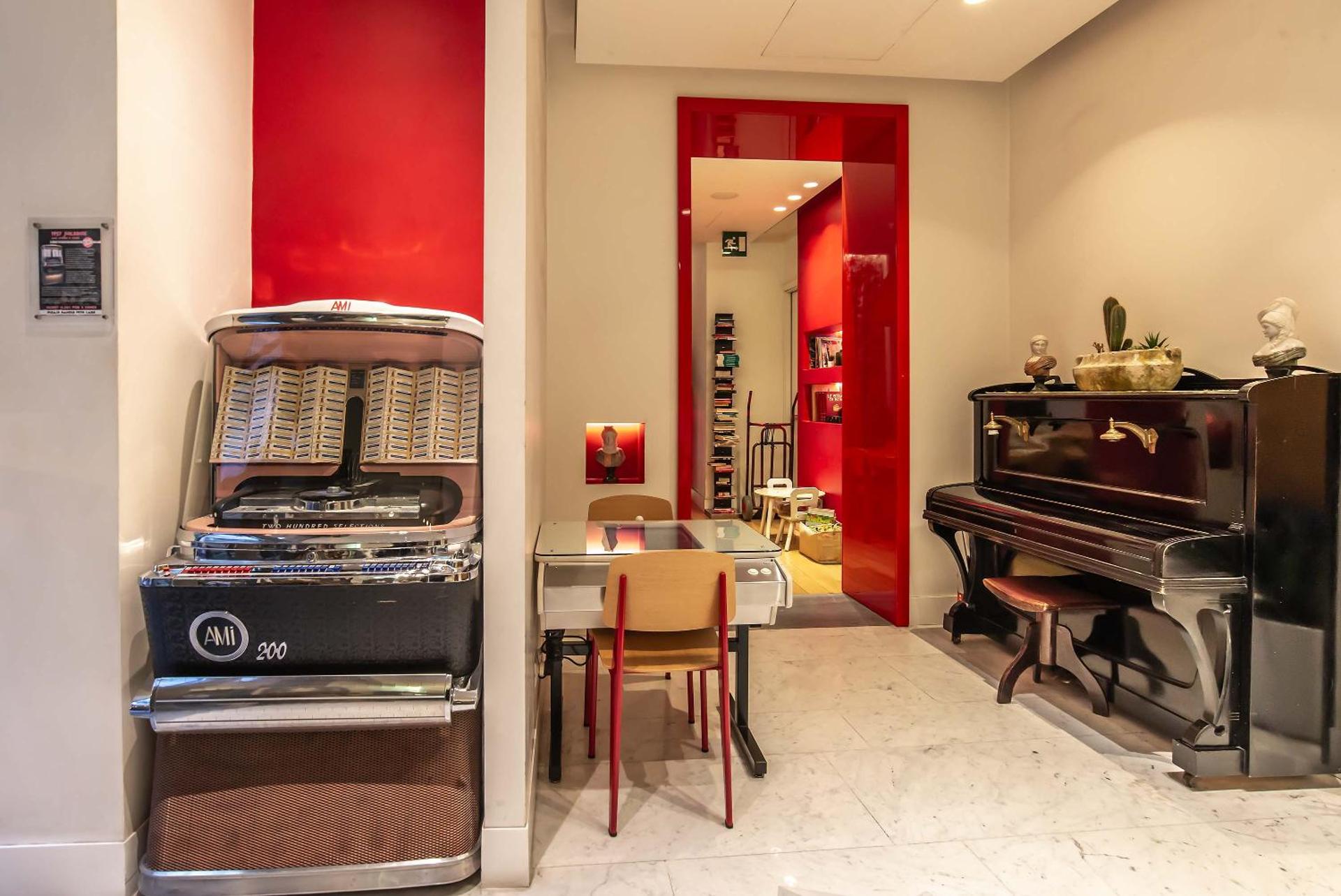 Communal lounge/ TV room