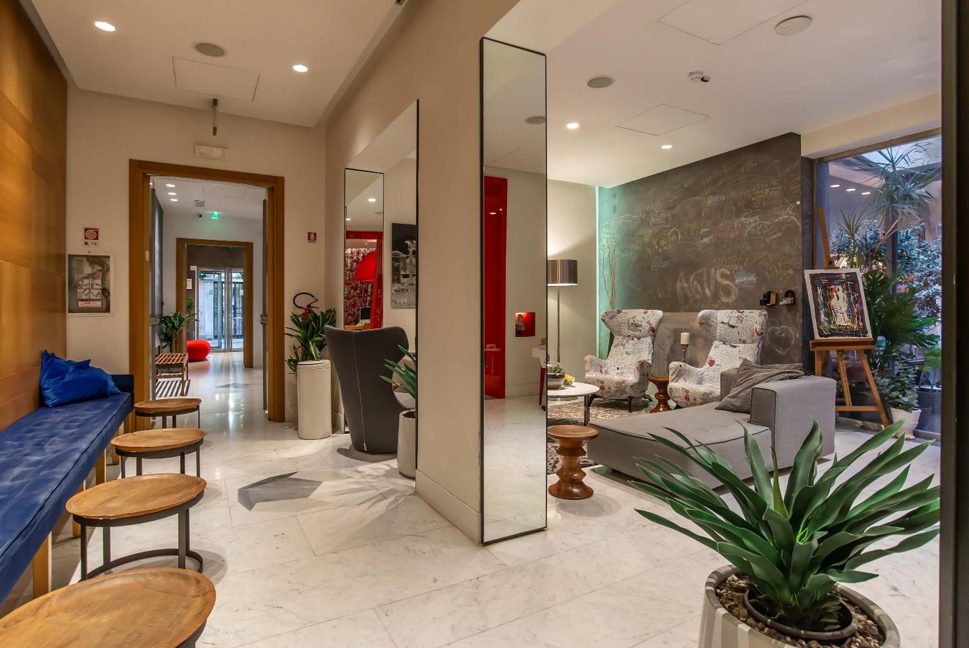 Communal lounge/ TV room