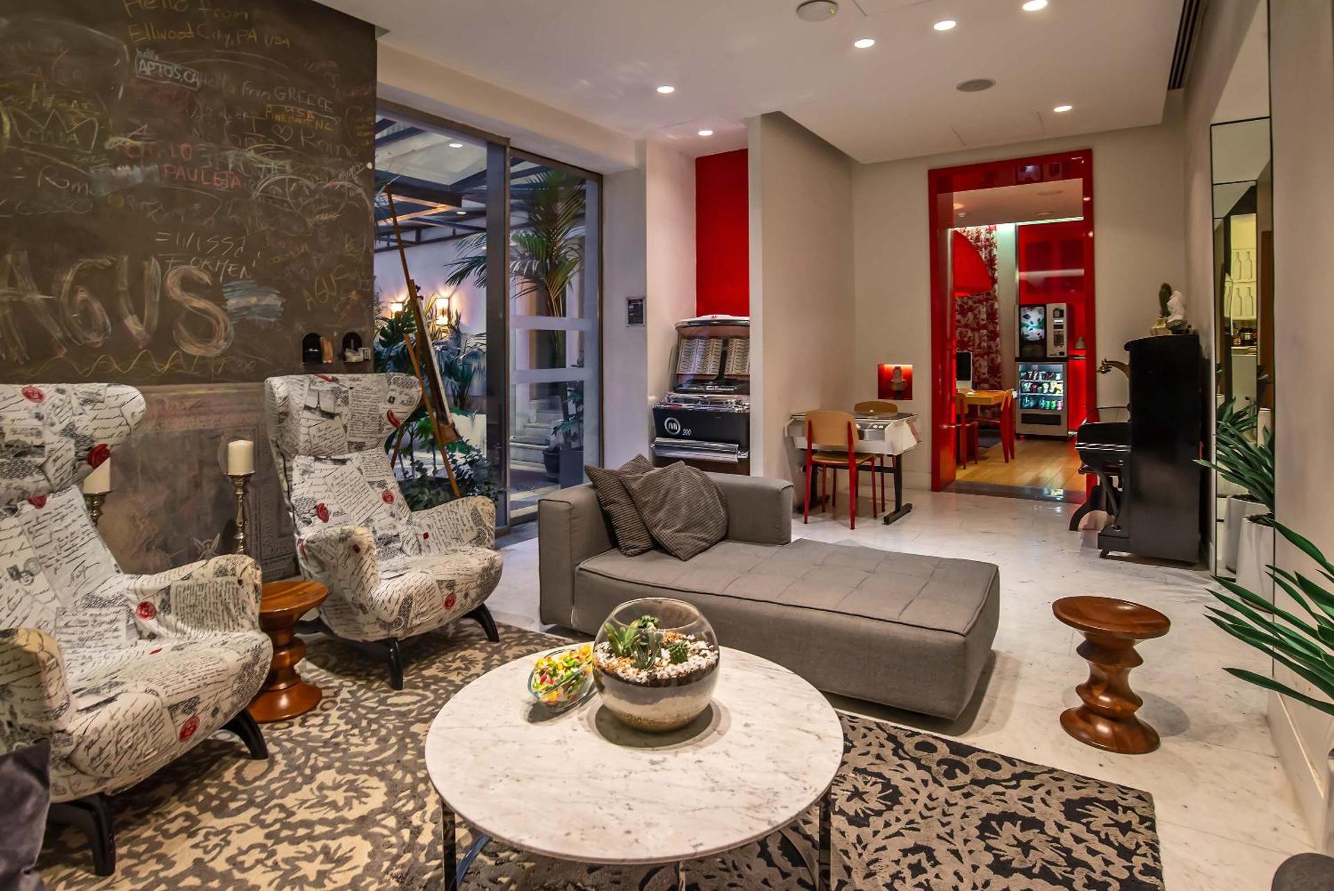 Communal lounge/ TV room