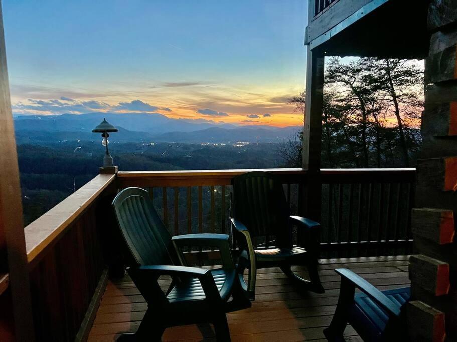 Yogi's Den: Breathtaking Views! 3 min to Dollywood, on 1 acre!