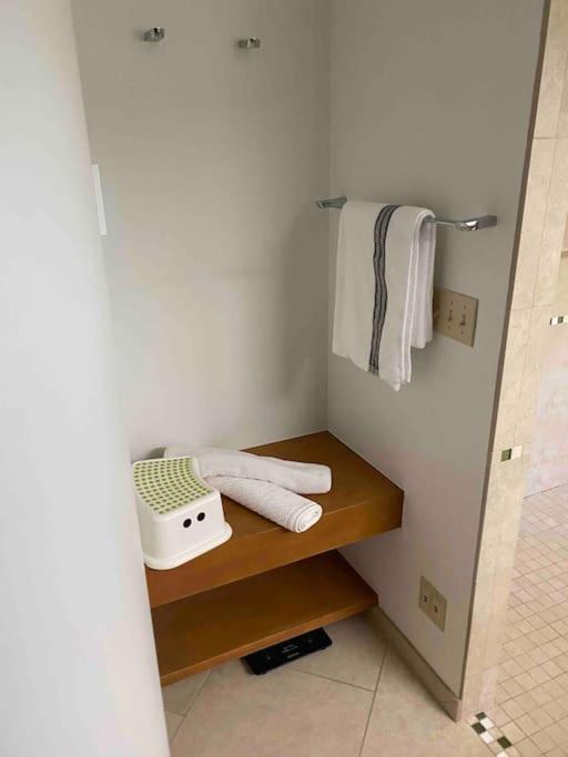 Lakeside resort home. Sunsets, fishing, paddling.