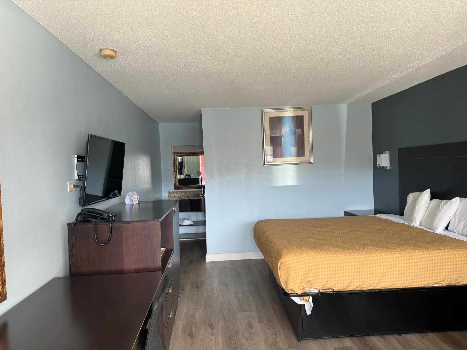 Red Carpet Inn & Suites - Danville