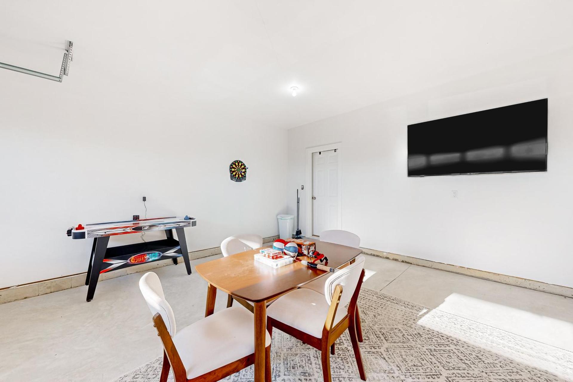 3BR Riverfront Home with kayaks and Game room