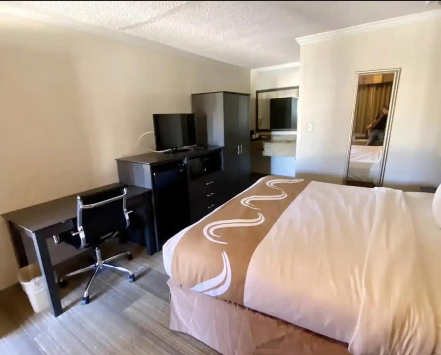 Hibiscus Inn & Suites