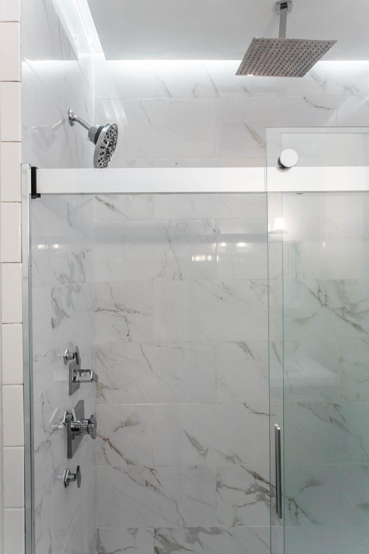 Prime Location! - 1min Walk to Wrigley Field - Modern 2BR Apts Right Next to Wrigley Field & Transit!