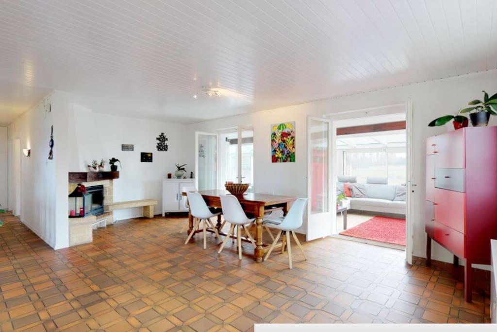 Cheerful villa with fireplace, bath-tub and garden