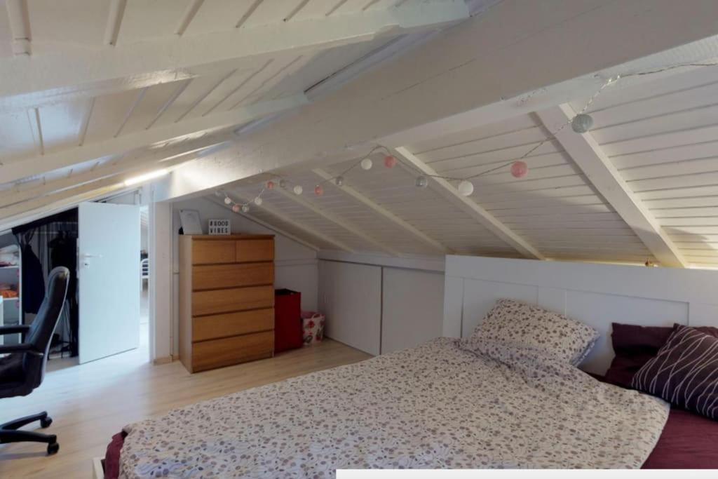 Cheerful villa with fireplace, bath-tub and garden