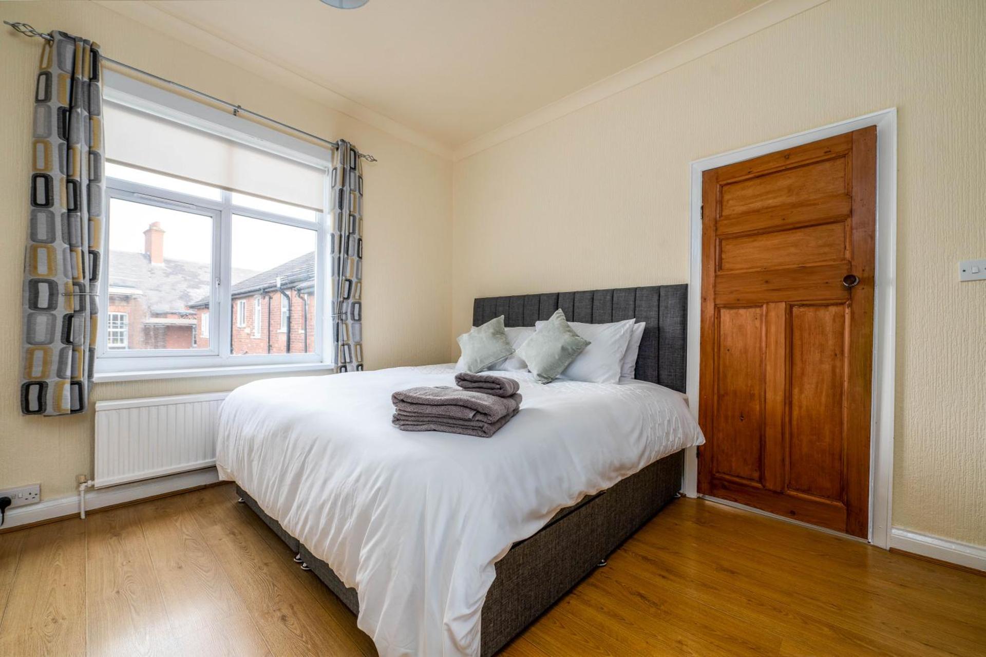 Spacious Apartment - Parking - Sleeps 5