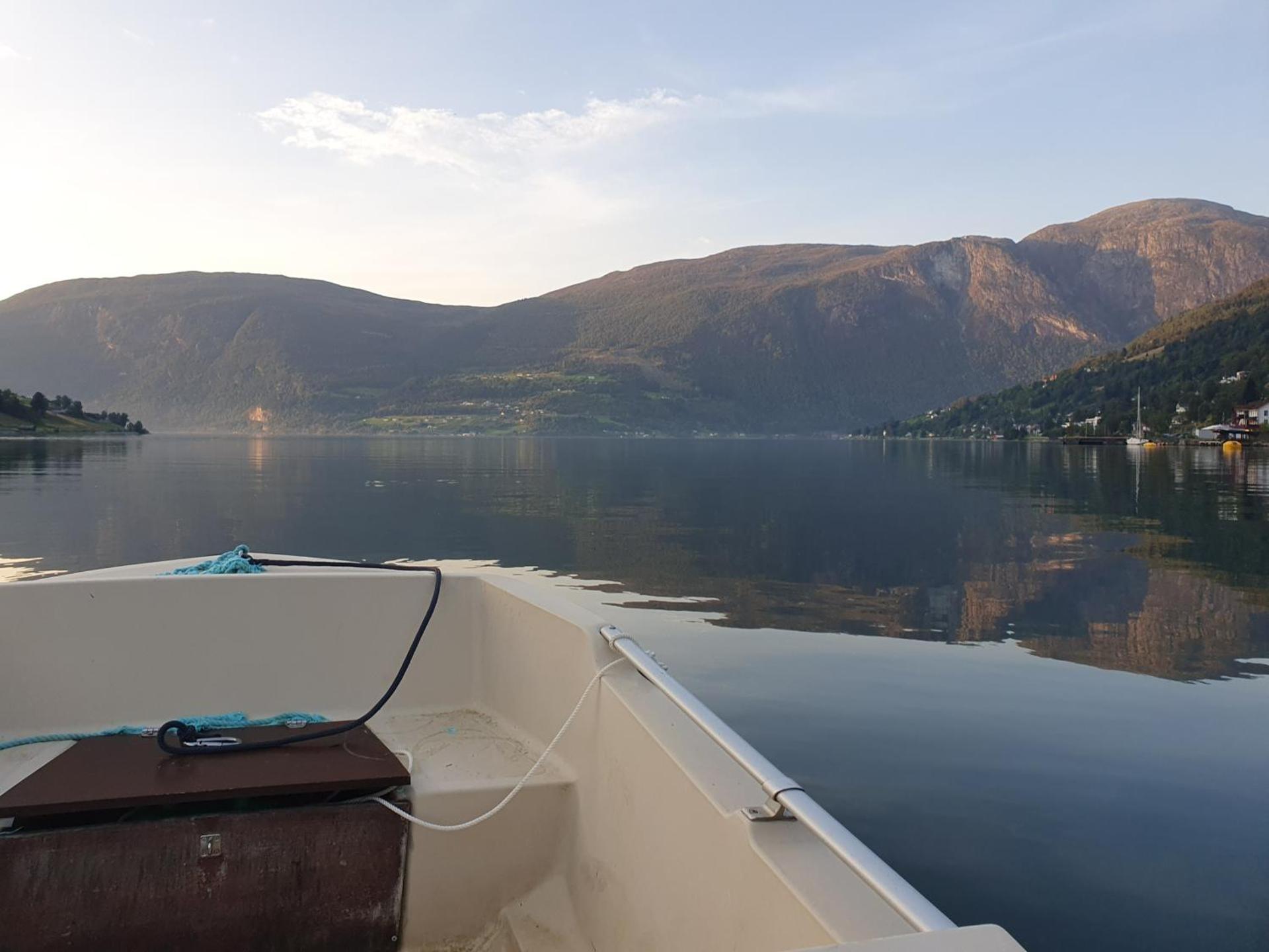 Sjarmerende feriehus i Olden rett ved fjorden