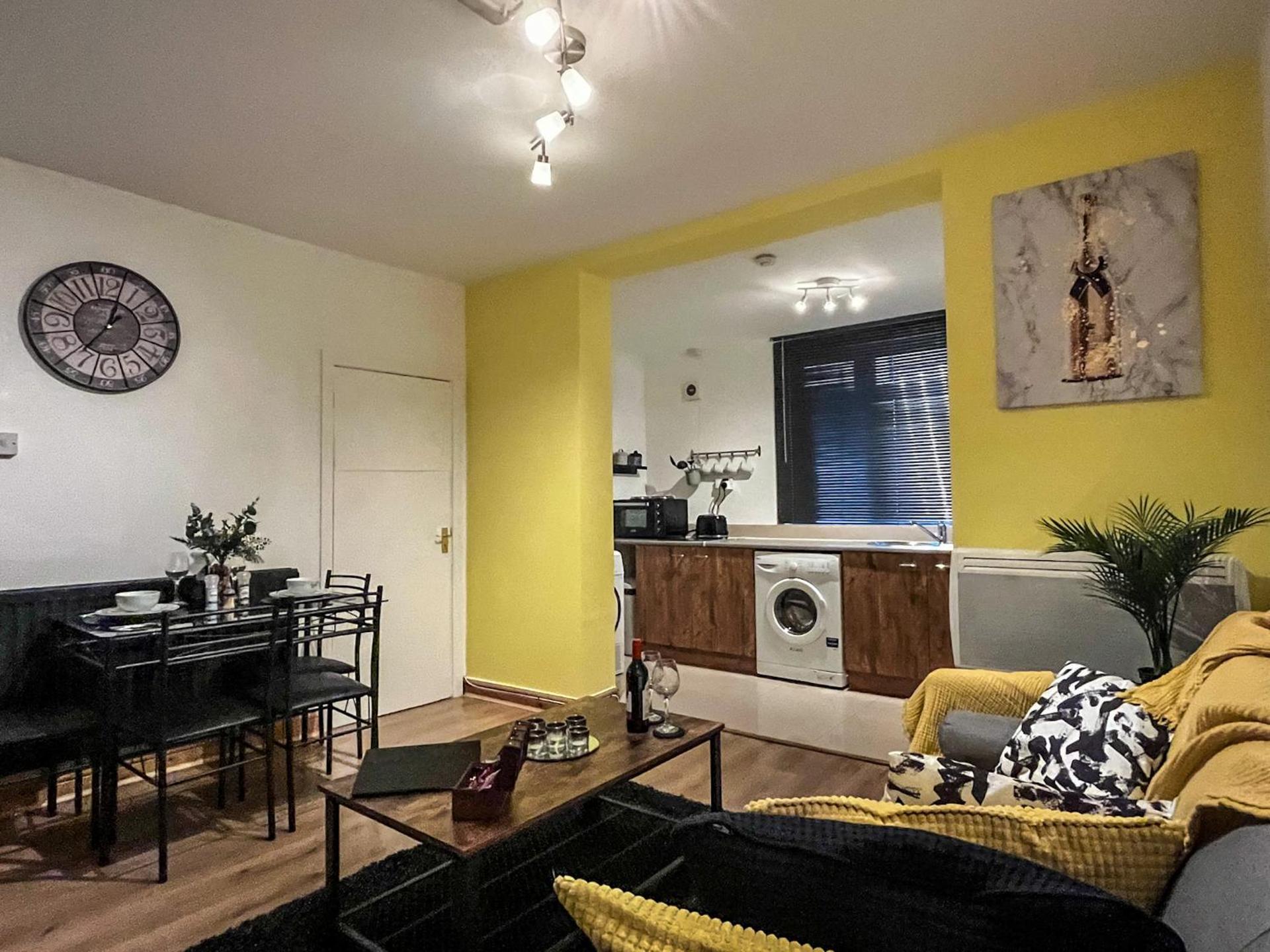 The Yellow Sapphire Sanctum - Cosy 1 bed flat with FREE Parking & FAST WiFi near city centre, Birmingham New Street Station, National sea life centre Birmingham, Ladywood leisure centre and Egbaston golf club