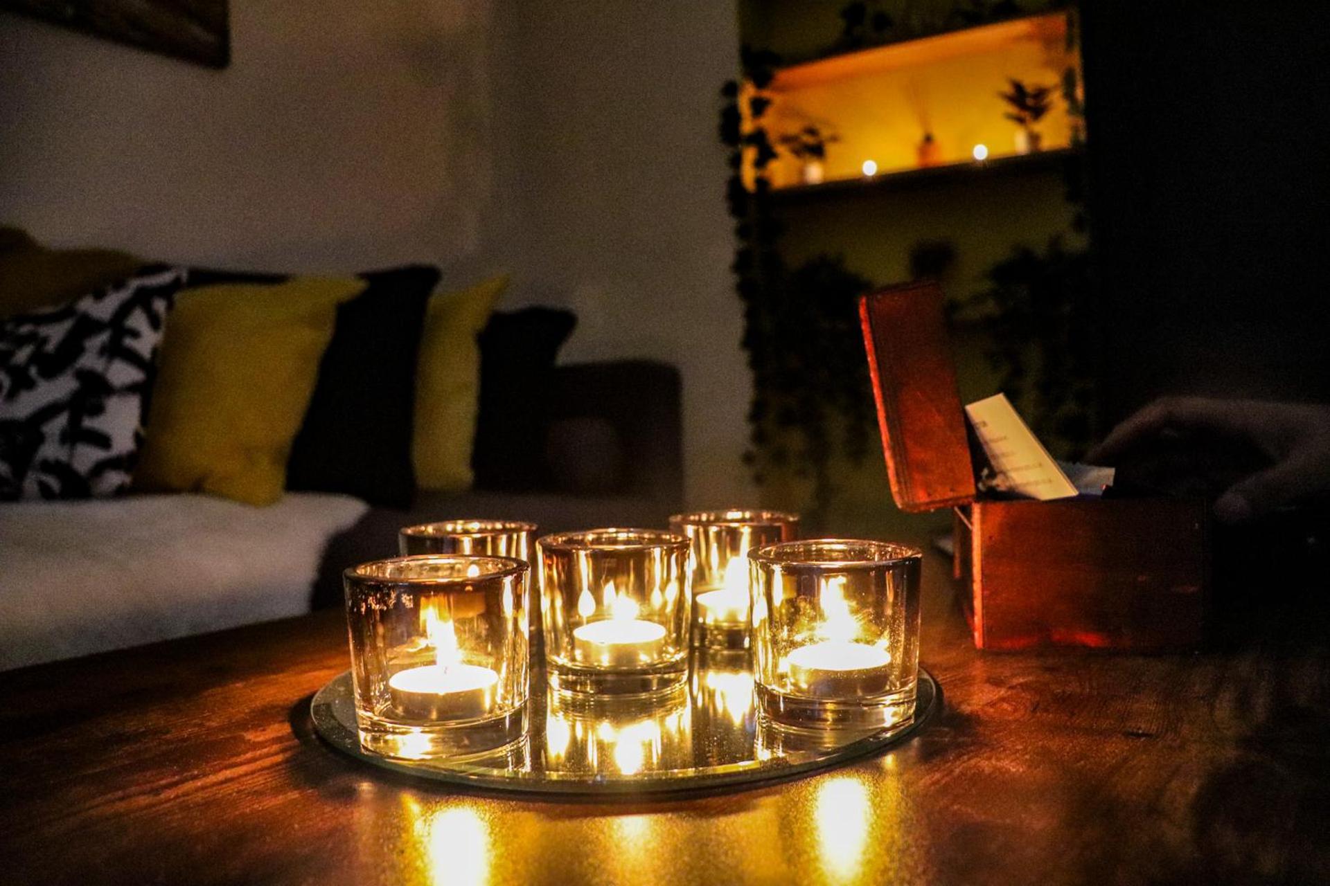 The Yellow Sapphire Sanctum - Cosy 1 bed flat with FREE Parking & FAST WiFi near city centre, Birmingham New Street Station, National sea life centre Birmingham, Ladywood leisure centre and Egbaston golf club